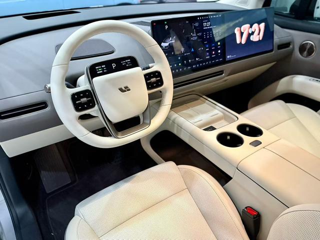 Li i8 2025 image de voiture #4