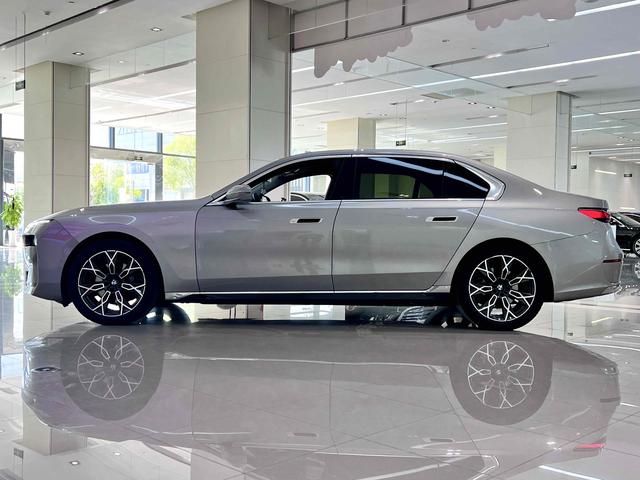 BMW M8 2023 car image #4