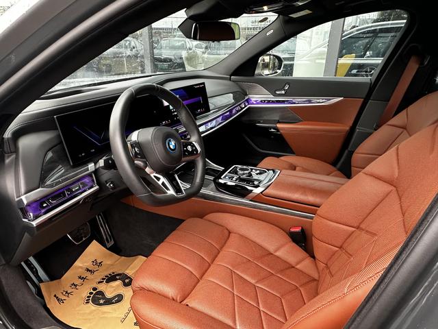 BMW i7 M70L 2024 #4 BMW i7 M70L 2024 car image #4