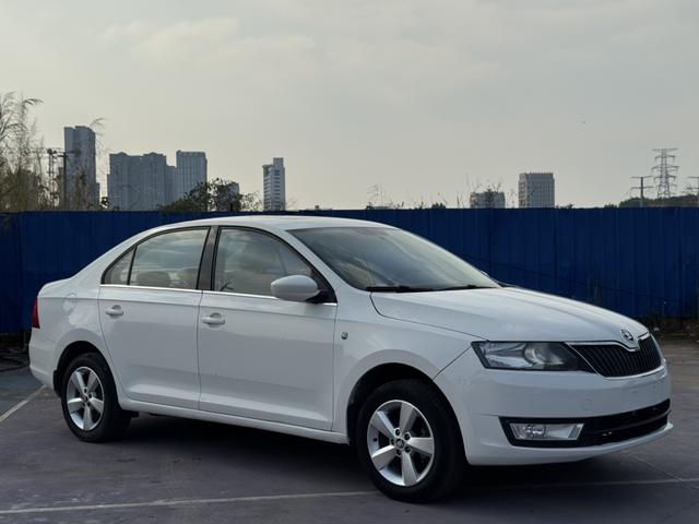 Skoda Rapid 2015 car image #4