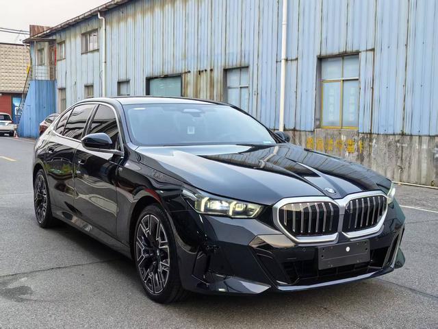 BMW 5 Series 2025 #4 BMW 5 Series 2025 car image #4