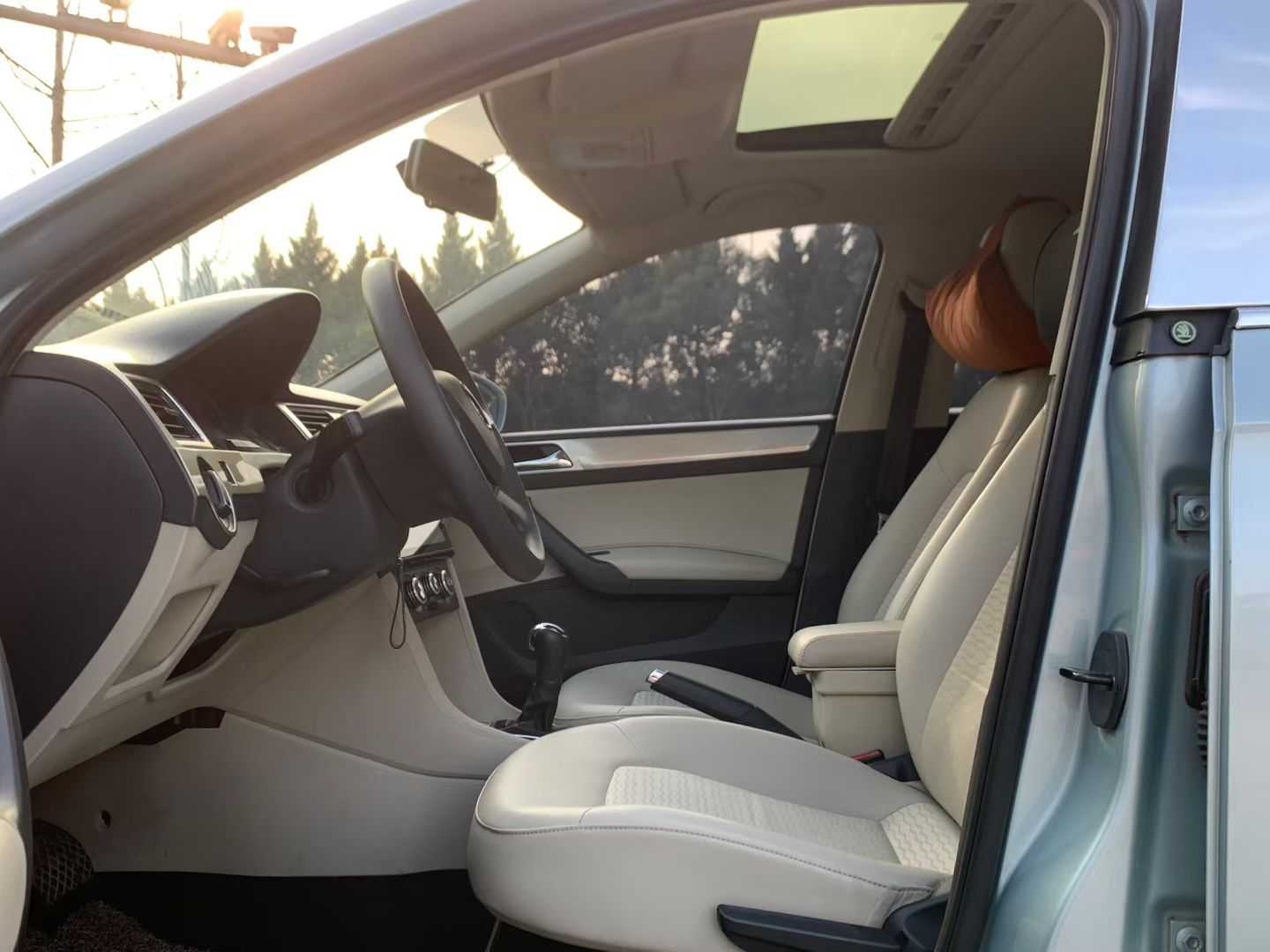 Skoda Rapid 2014 car image #4