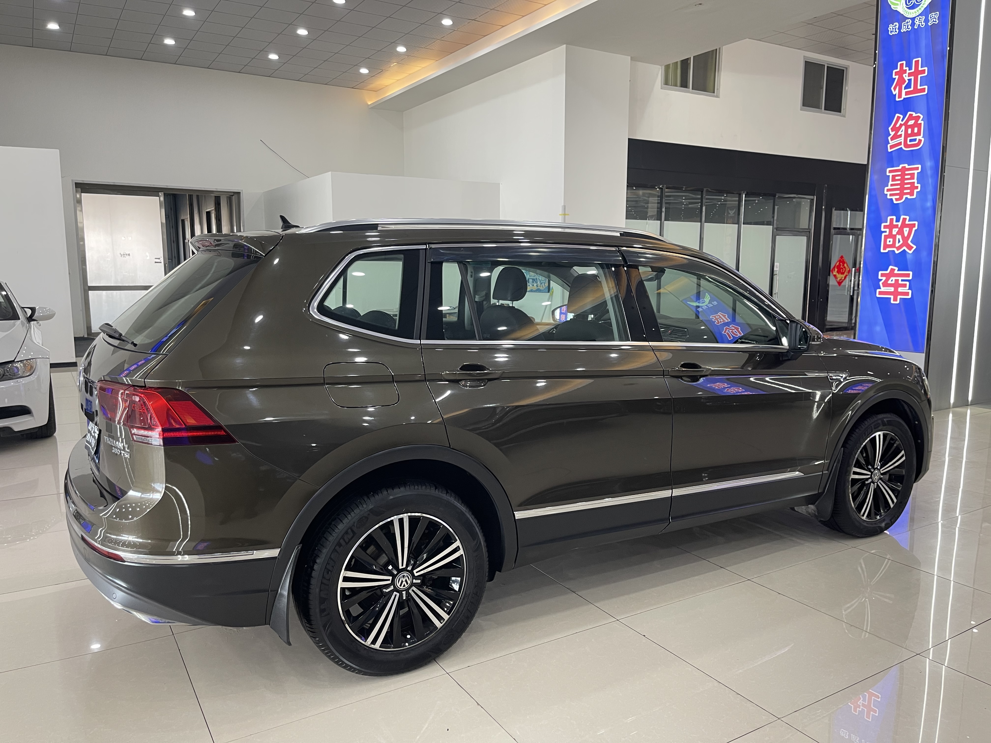 Volkswagen Tiguan L 2017 car image #4