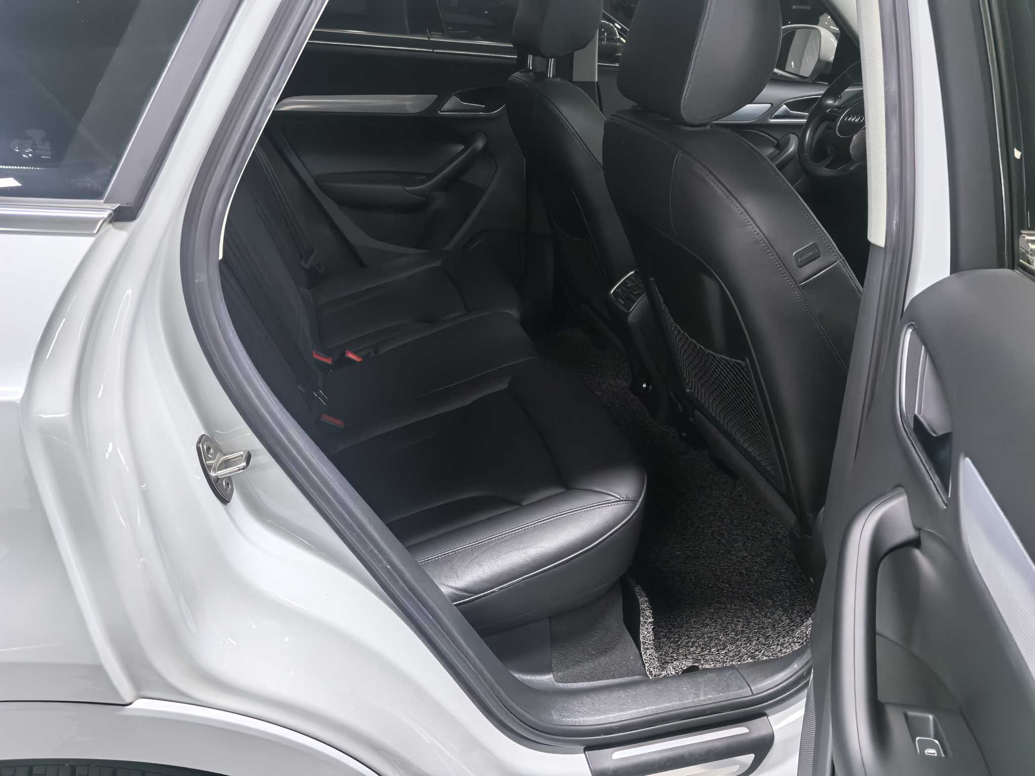 Audi Q3 2015 car image #4