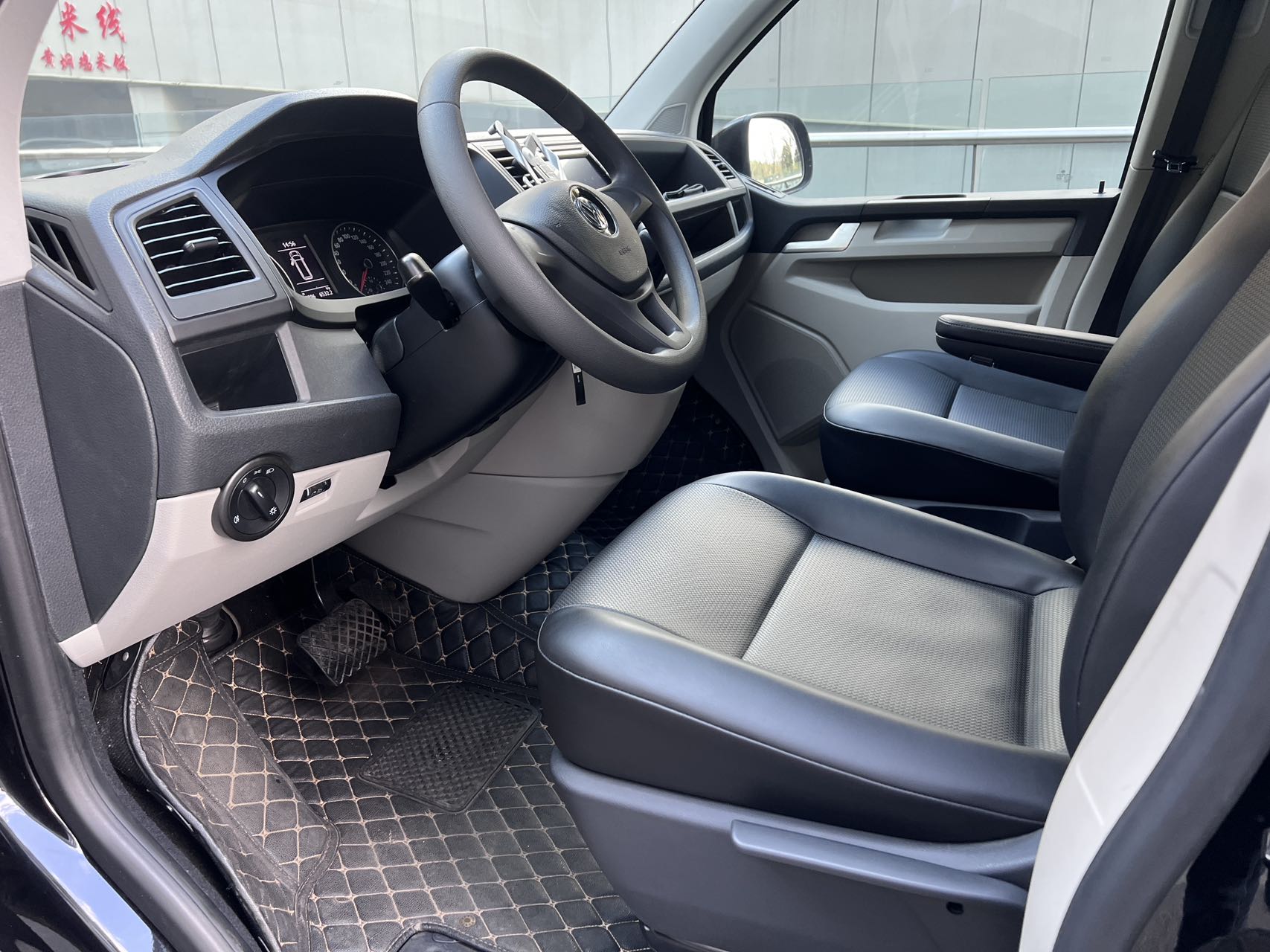 Volkswagen Caravelle 2018 car image #4