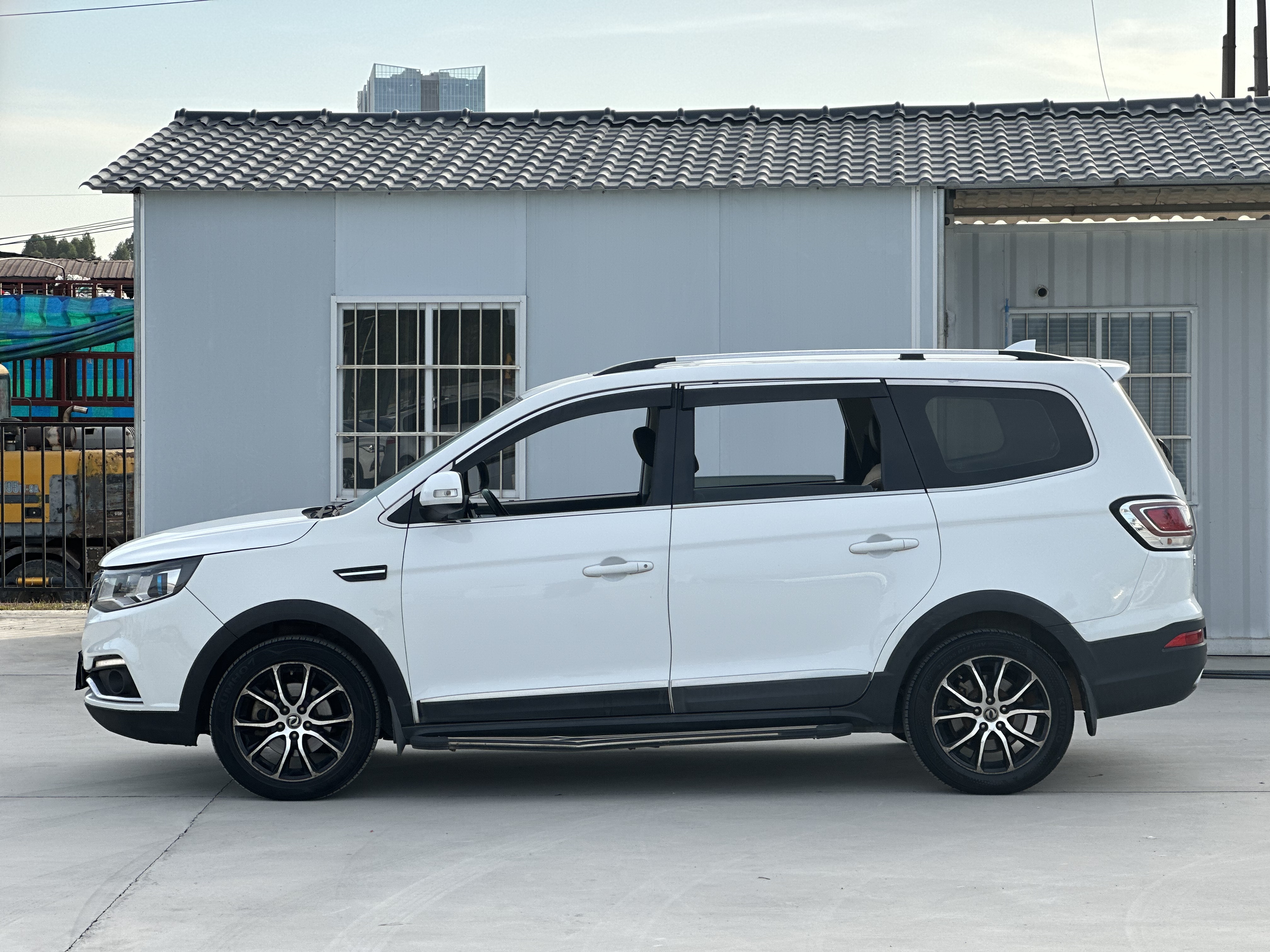 Forthing SX6 2019 car image #4