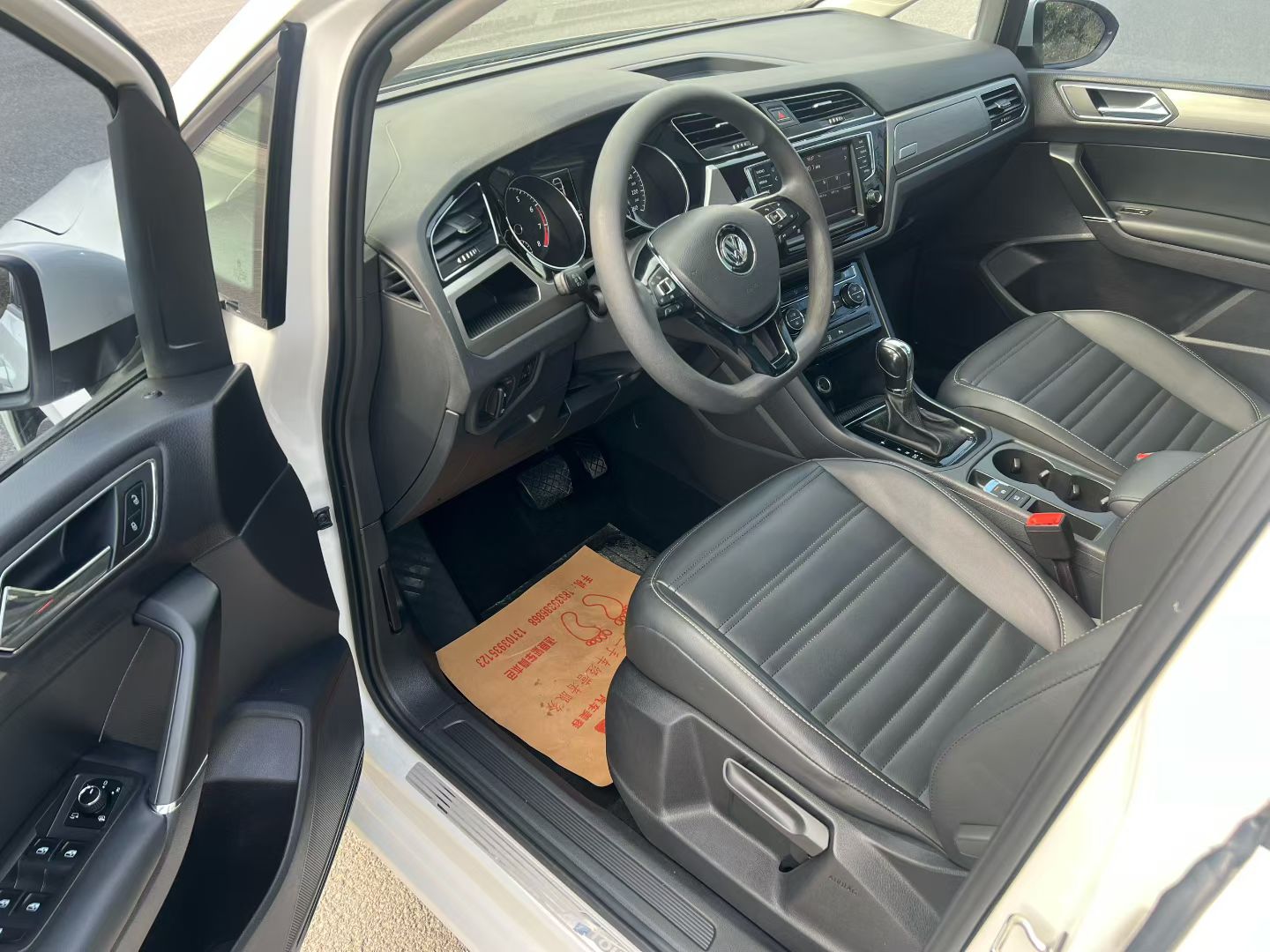 Volkswagen Touran 2018 car image #4