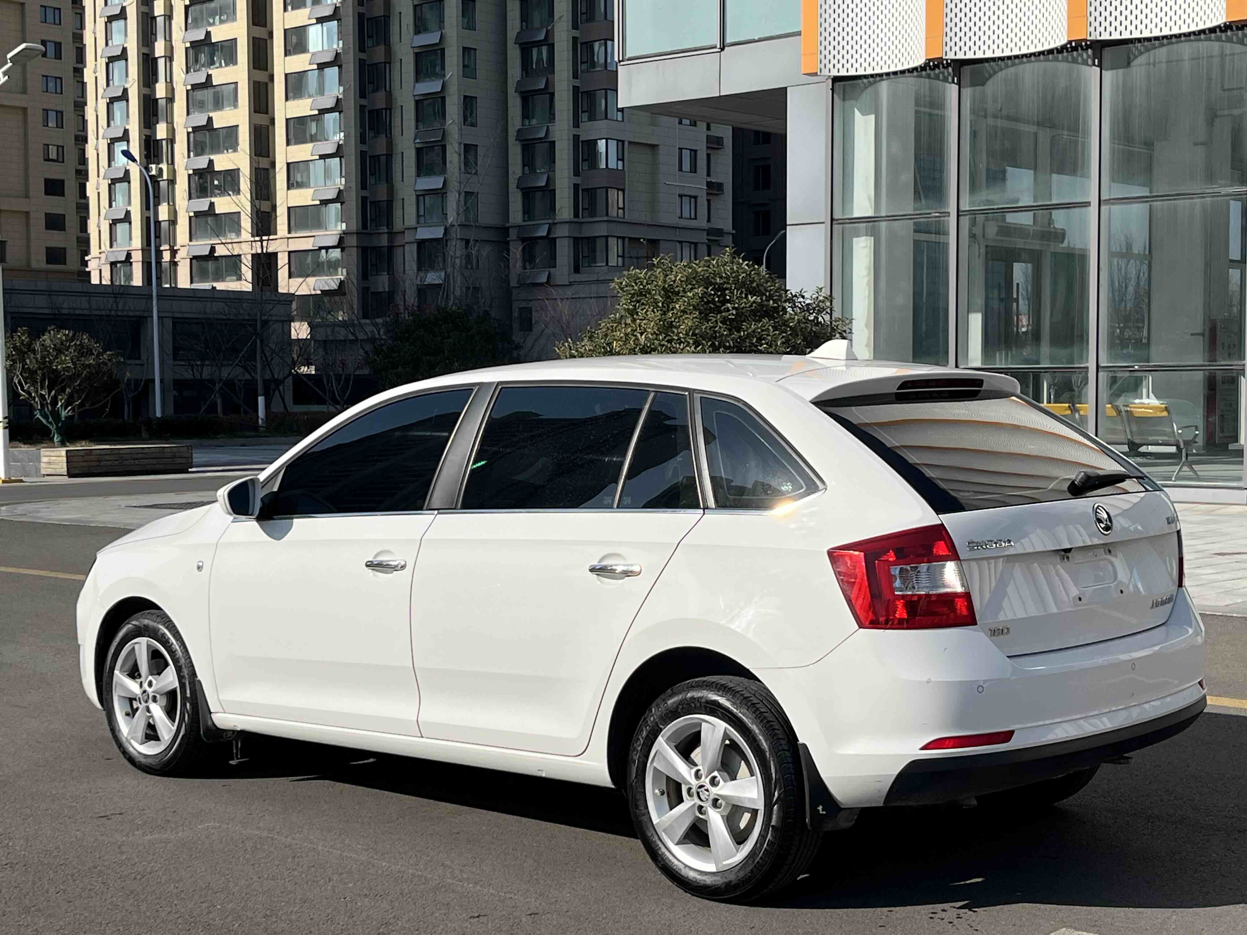 Skoda Rapid Spaceback 2017 immagine di auto #4