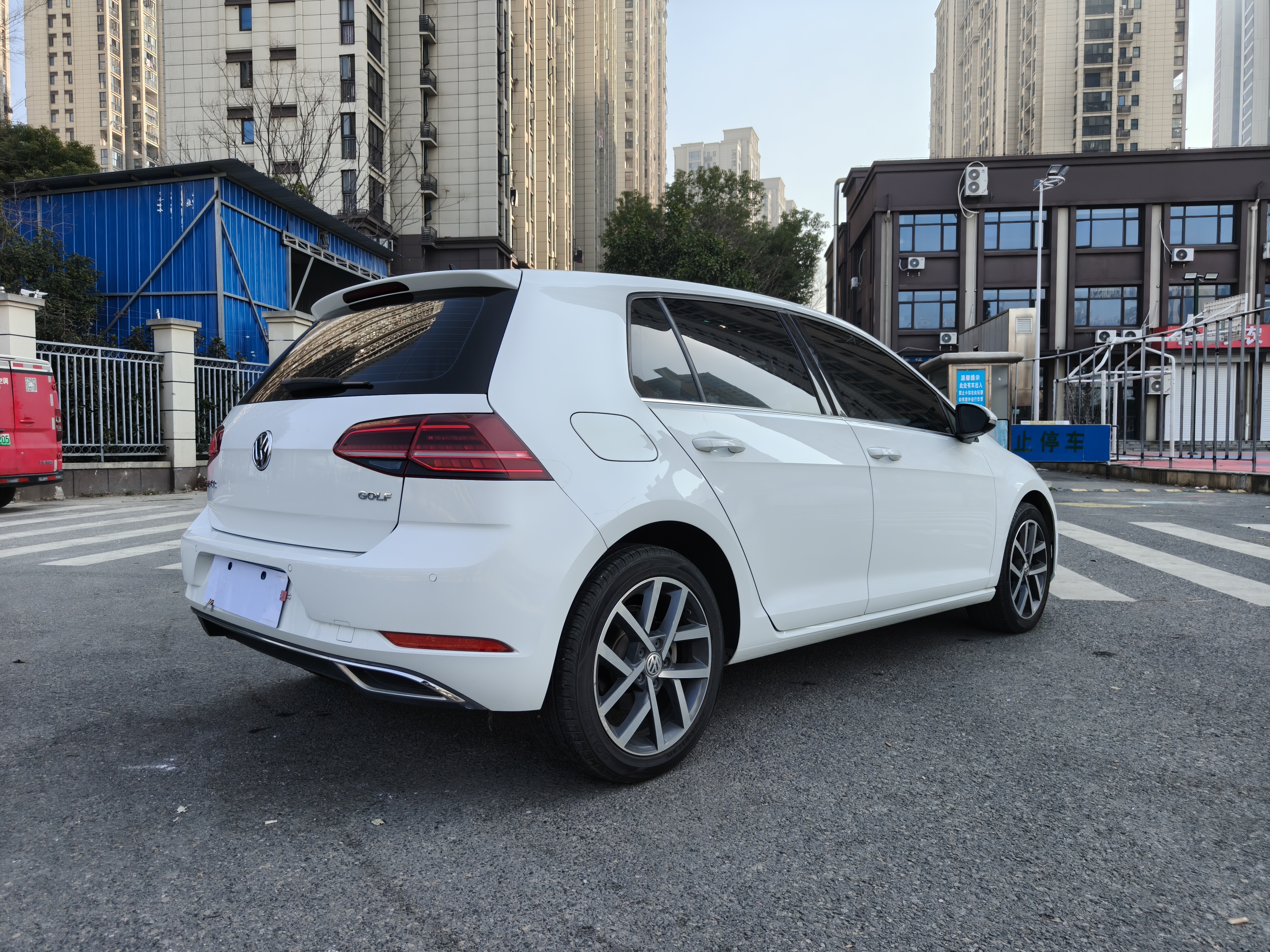 Volkswagen Golf 2018 car image #4