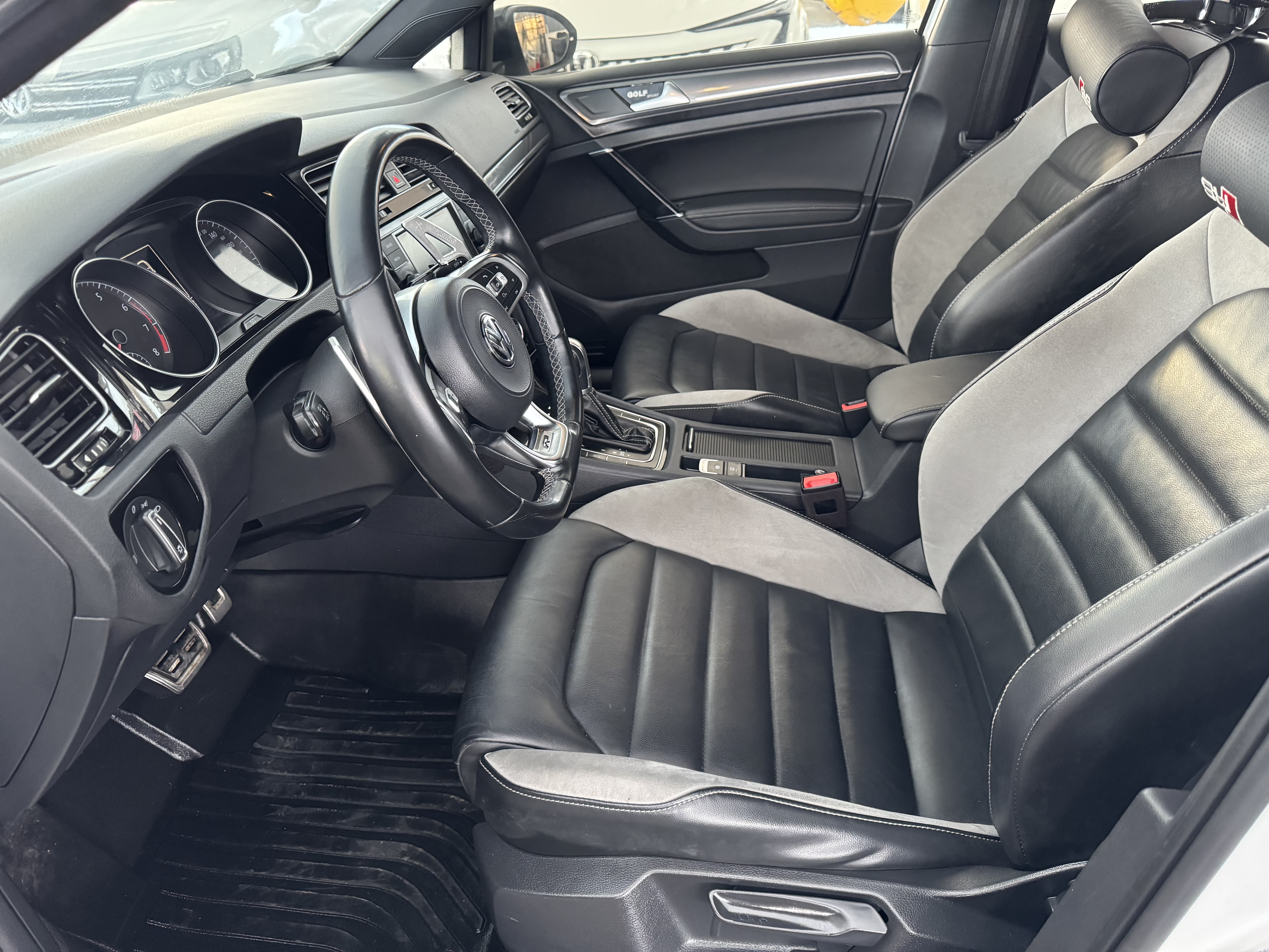Volkswagen Golf 2018 car image #4