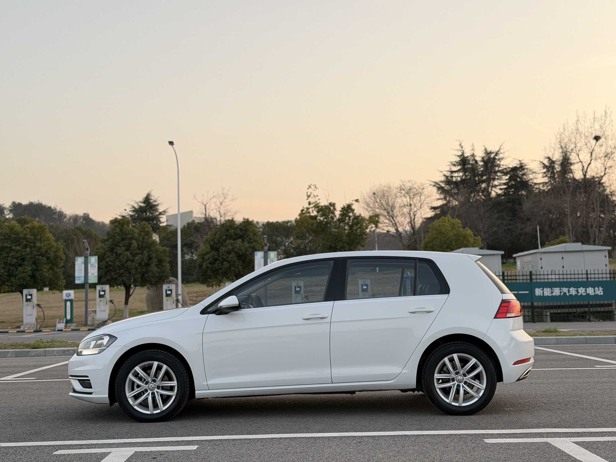Volkswagen Golf 2018 car image #4
