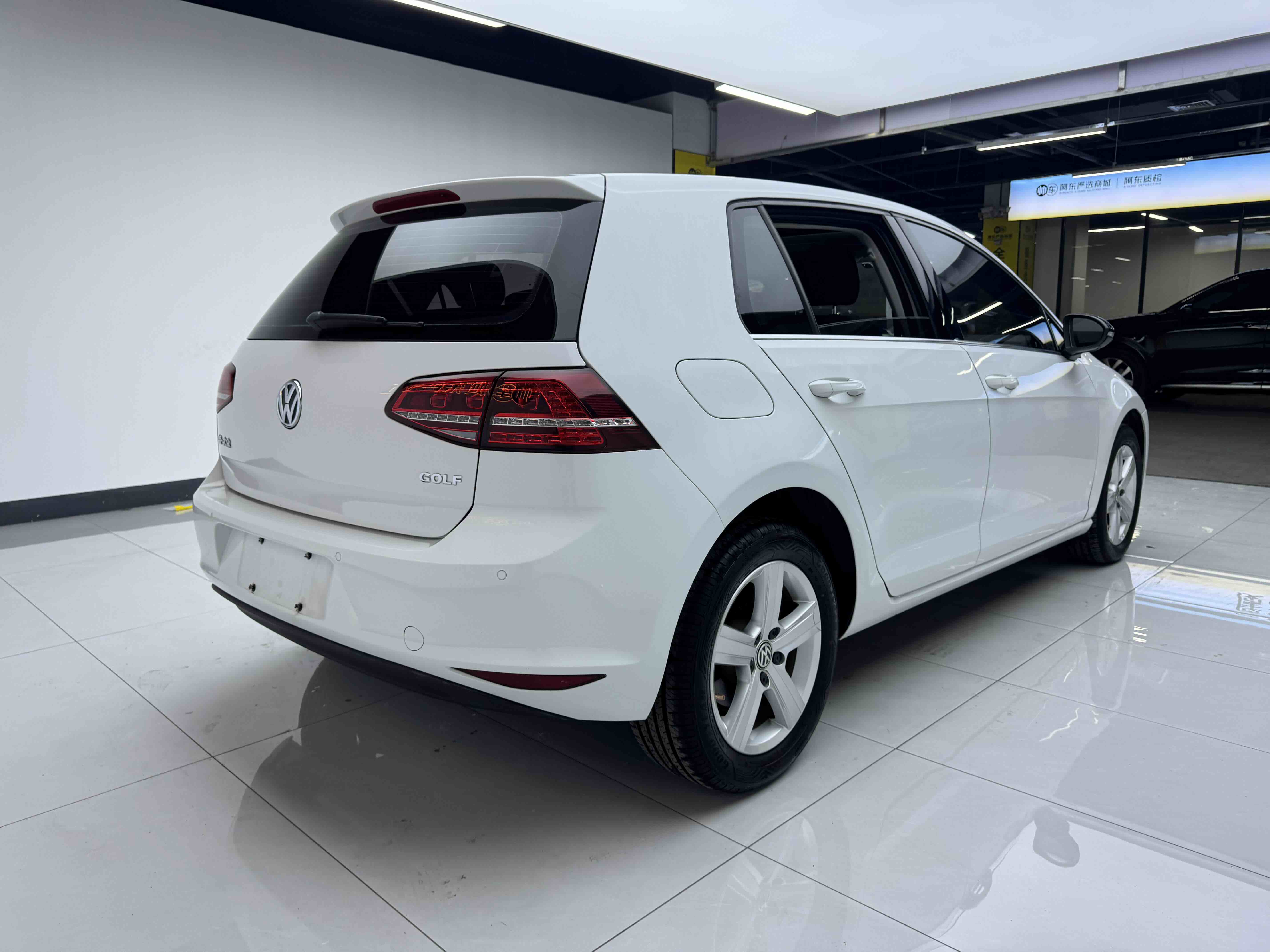 Volkswagen Golf 2018 car image #4