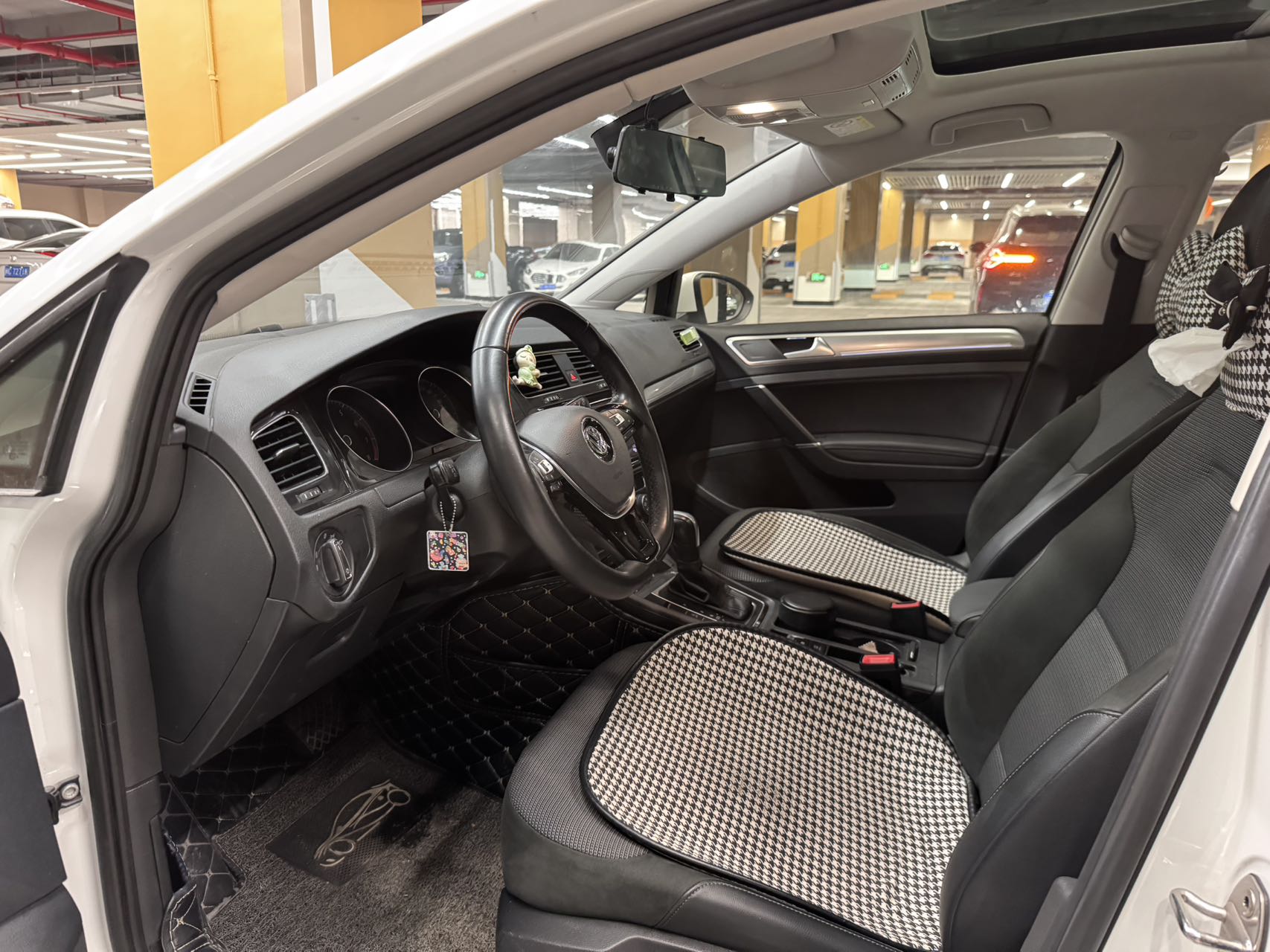 Volkswagen Golf 2019 car image #4