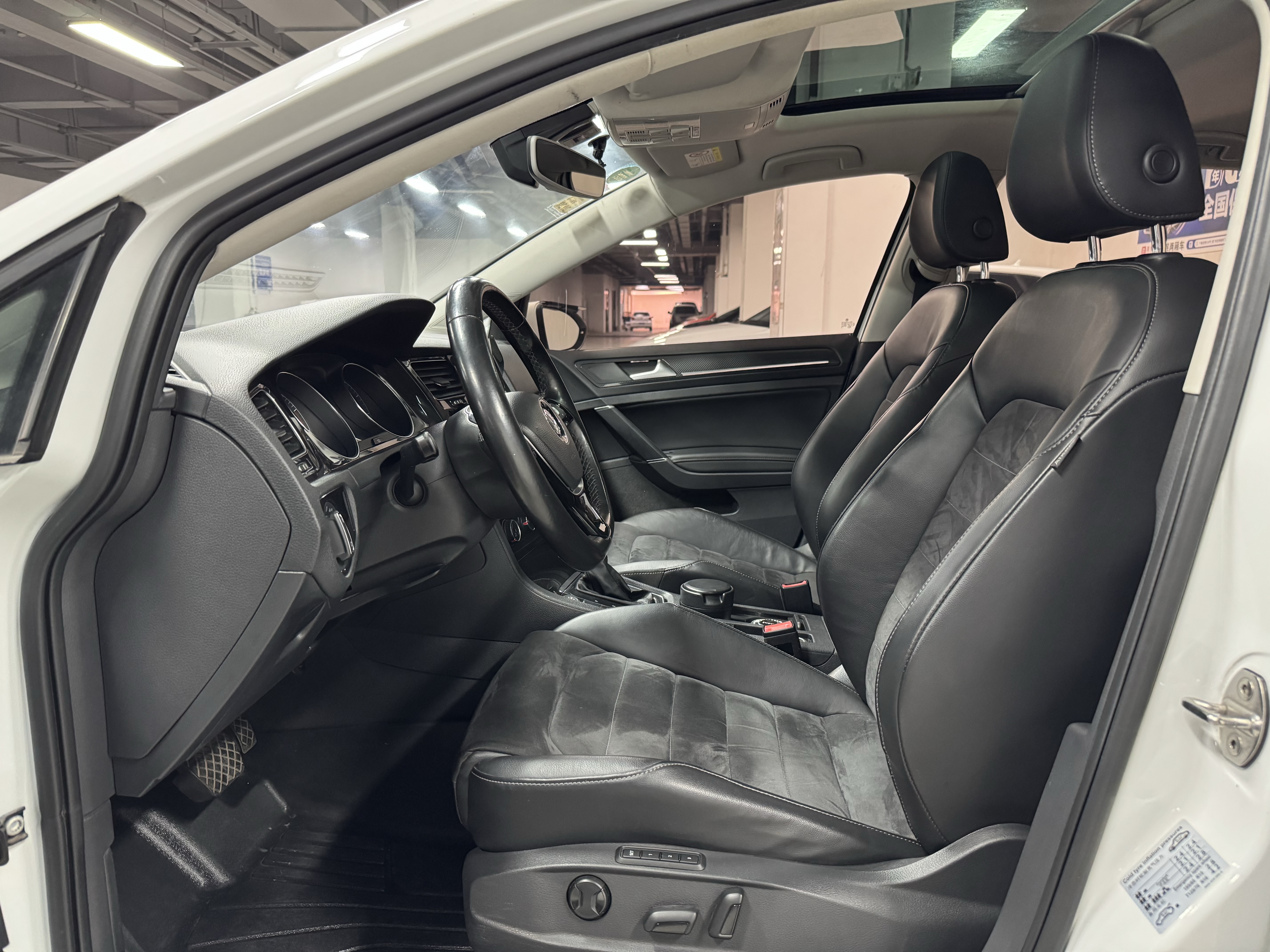 Volkswagen Golf 2018 car image #4