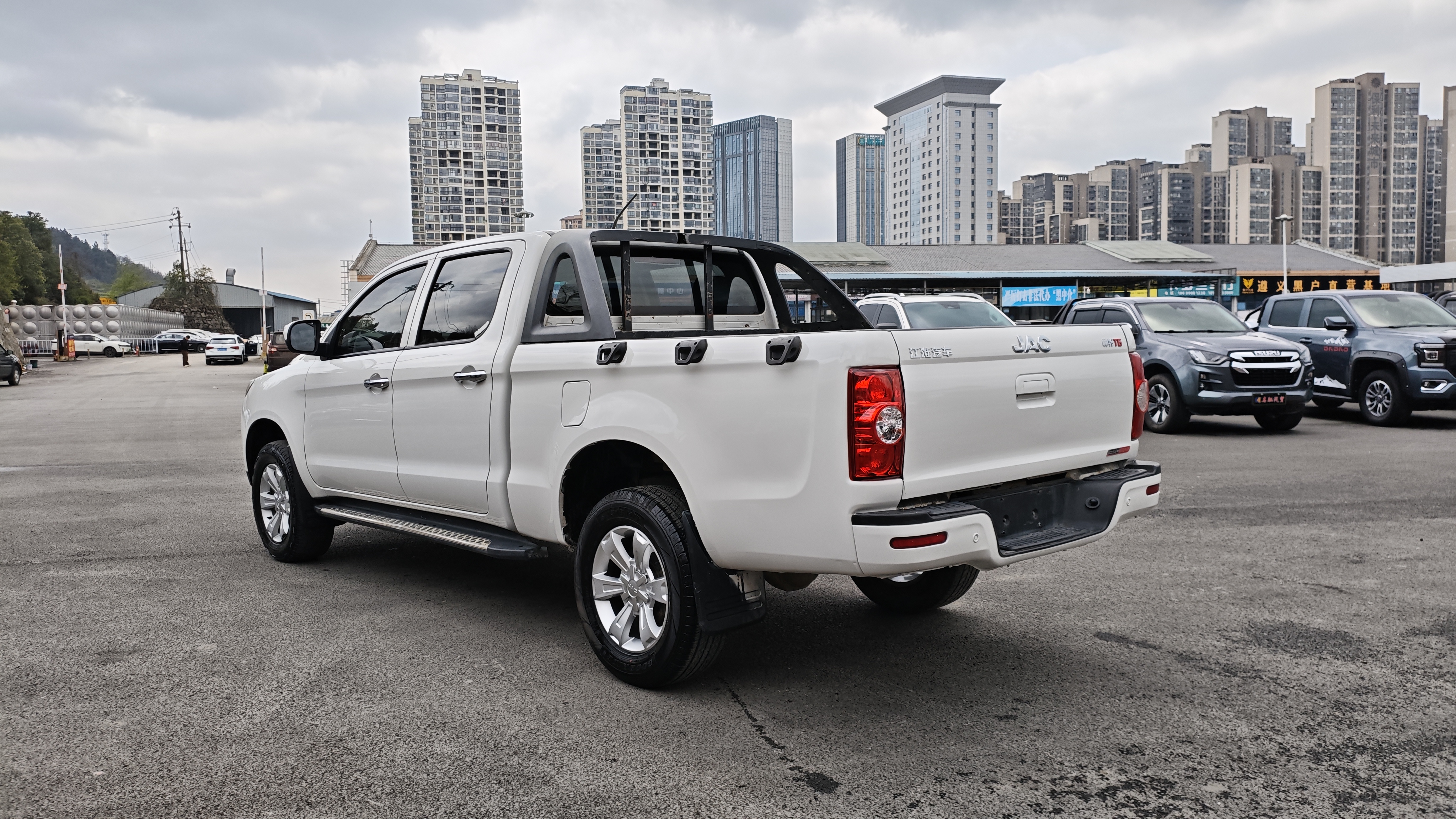 JAC 2019 car image #4