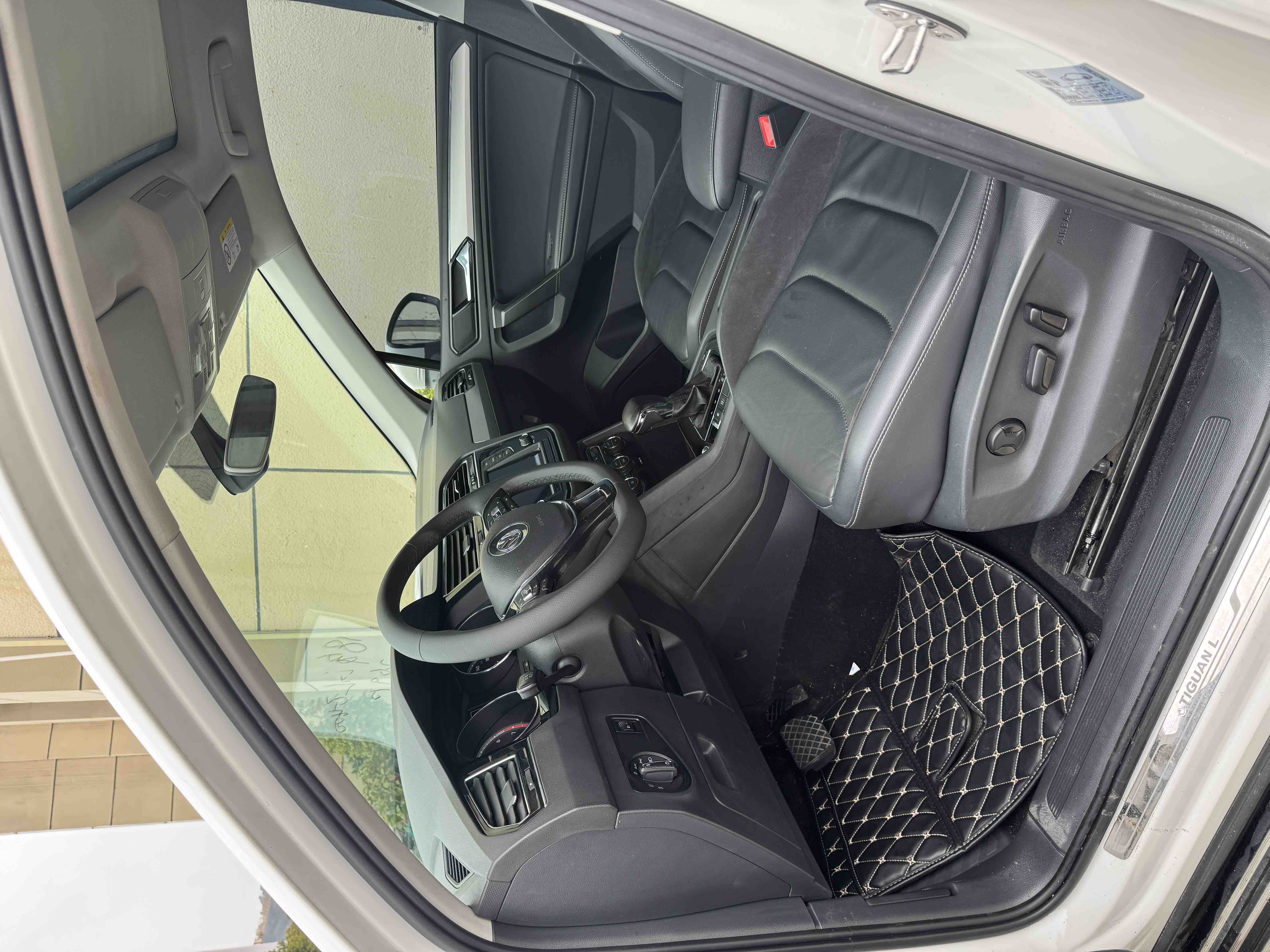 Volkswagen Tiguan L 2018 immagine di auto #4