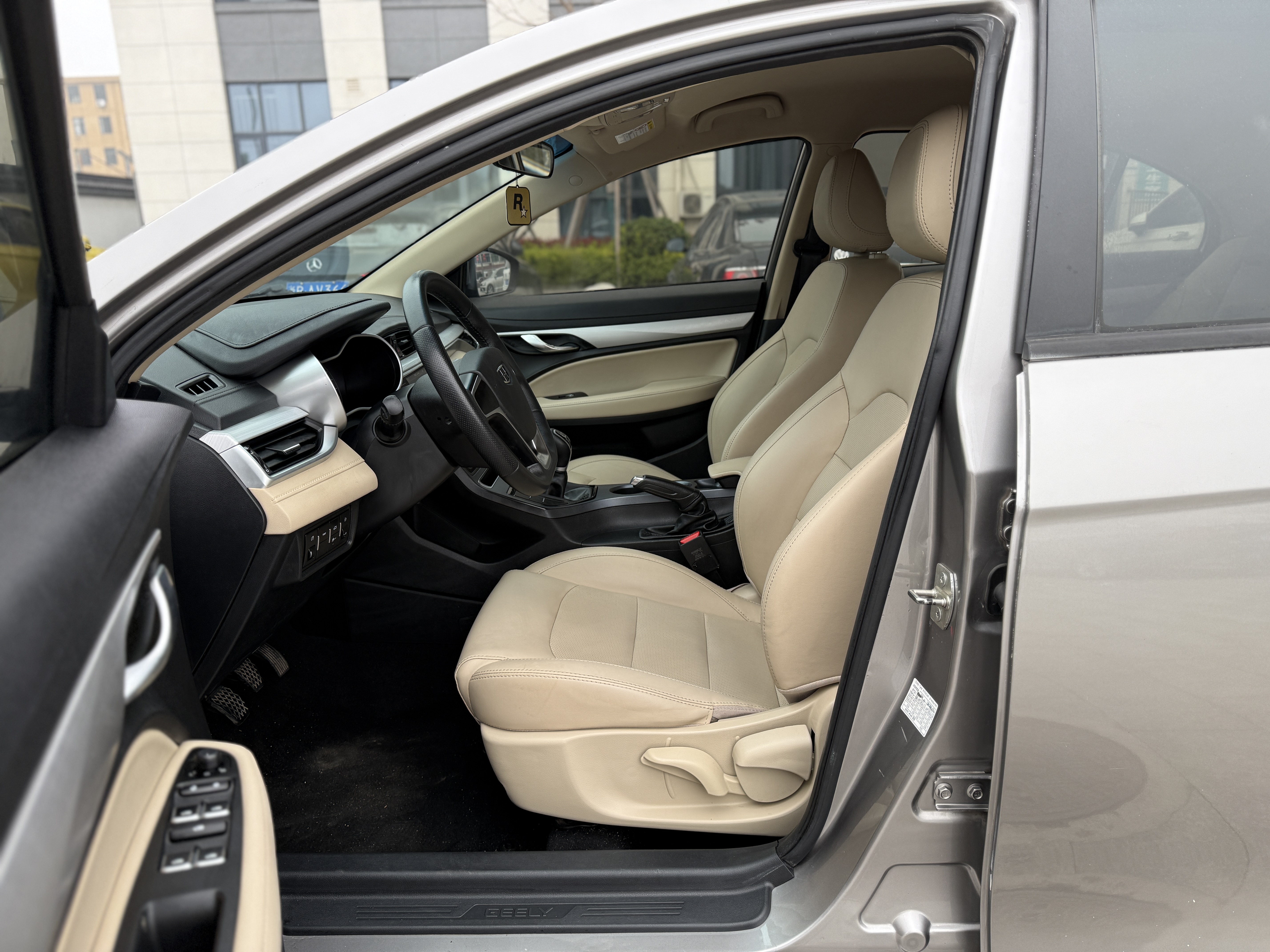 GEELY Emgrand 2019 #4 GEELY Emgrand 2019 car image #4