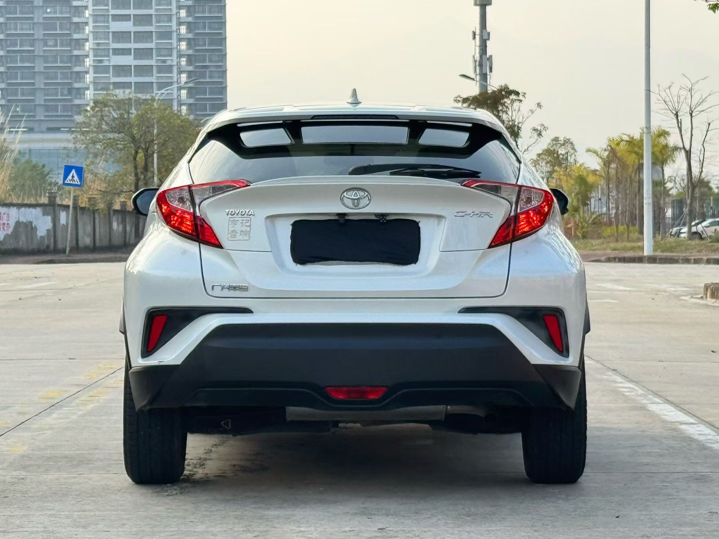 Toyota C-HR 2018 car image #4