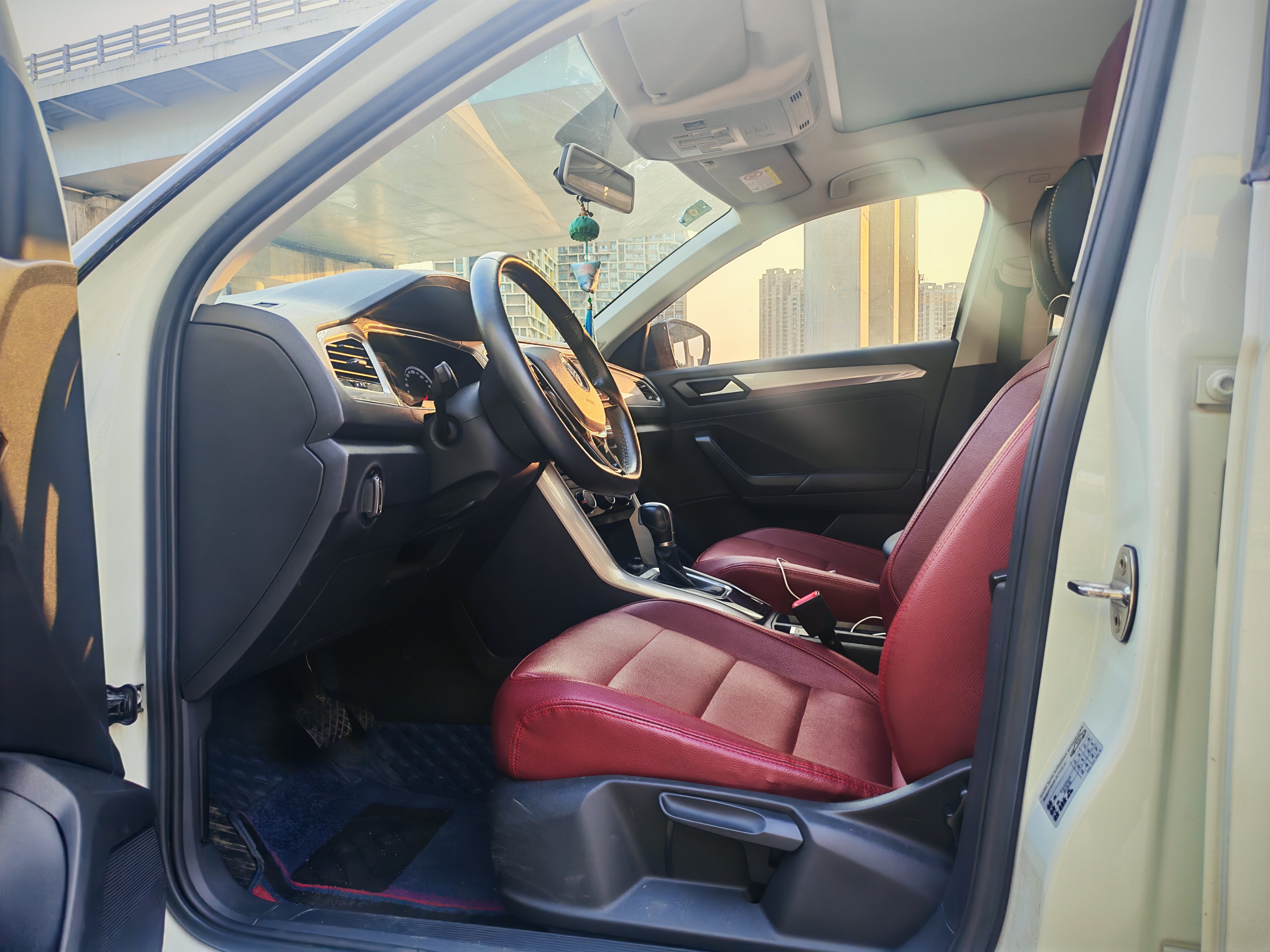 Volkswagen T-Roc 2019 car image #4