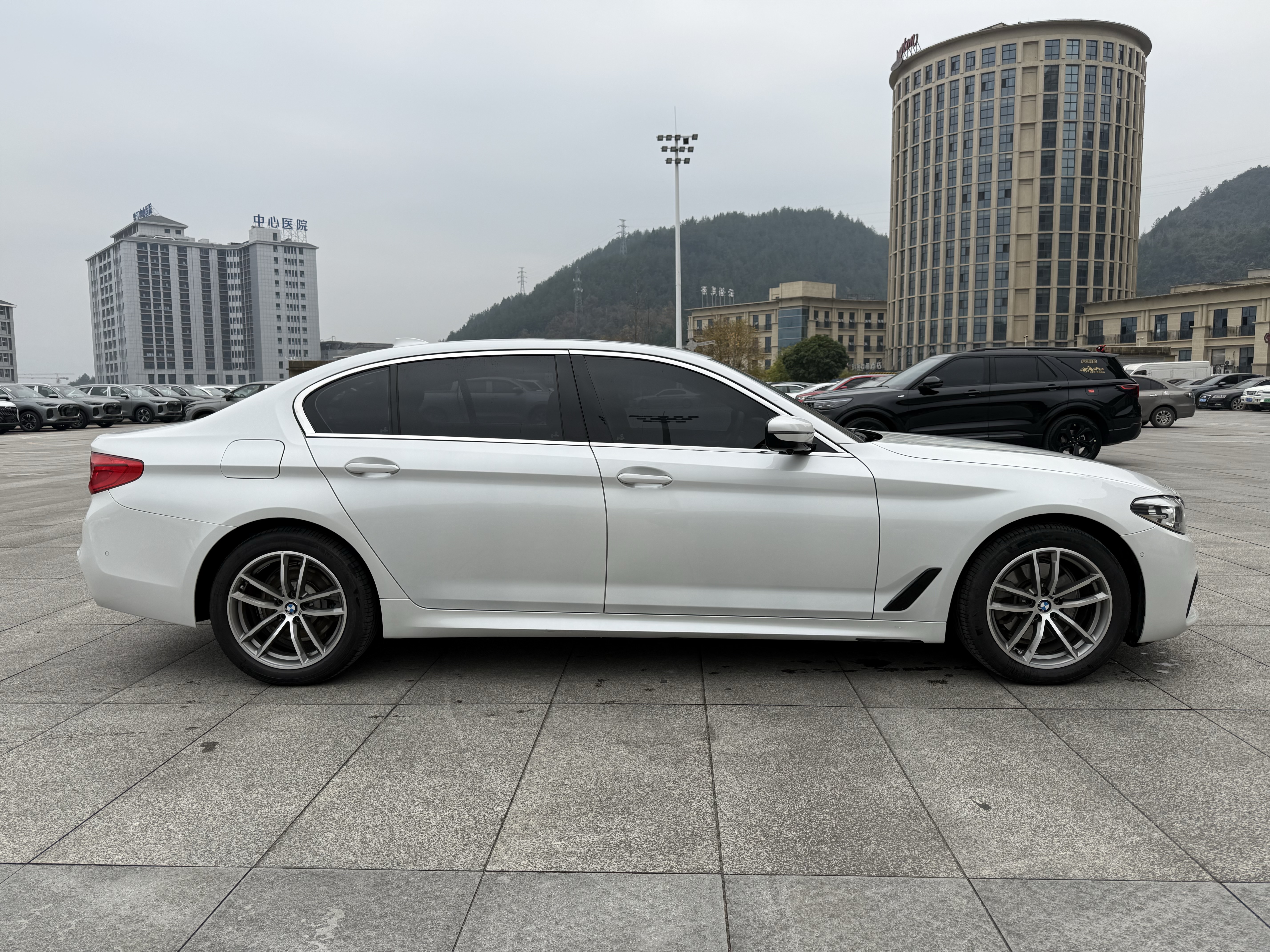 BMW 5 Series 2019 car image #4