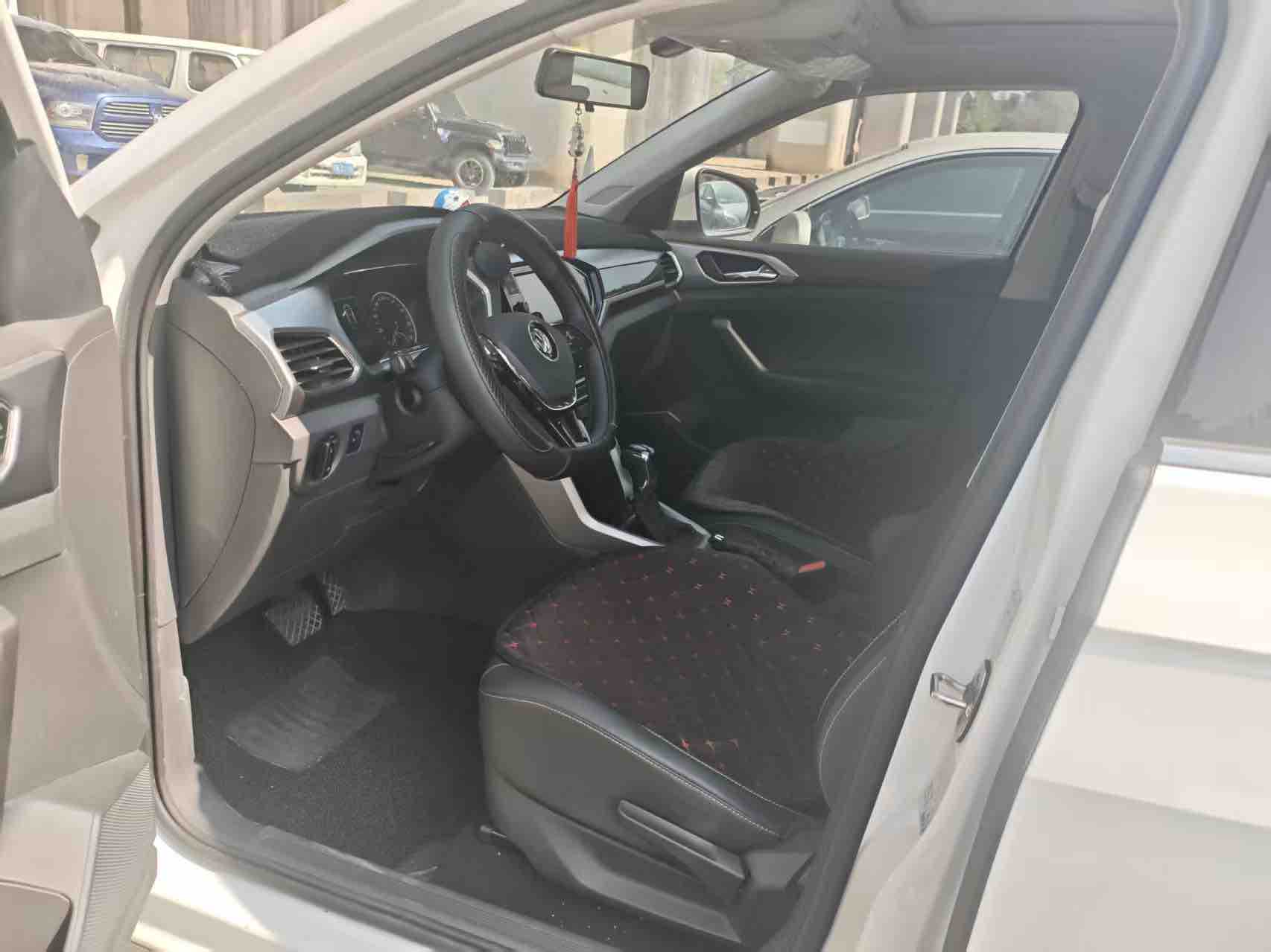 Volkswagen 2019 car image #4