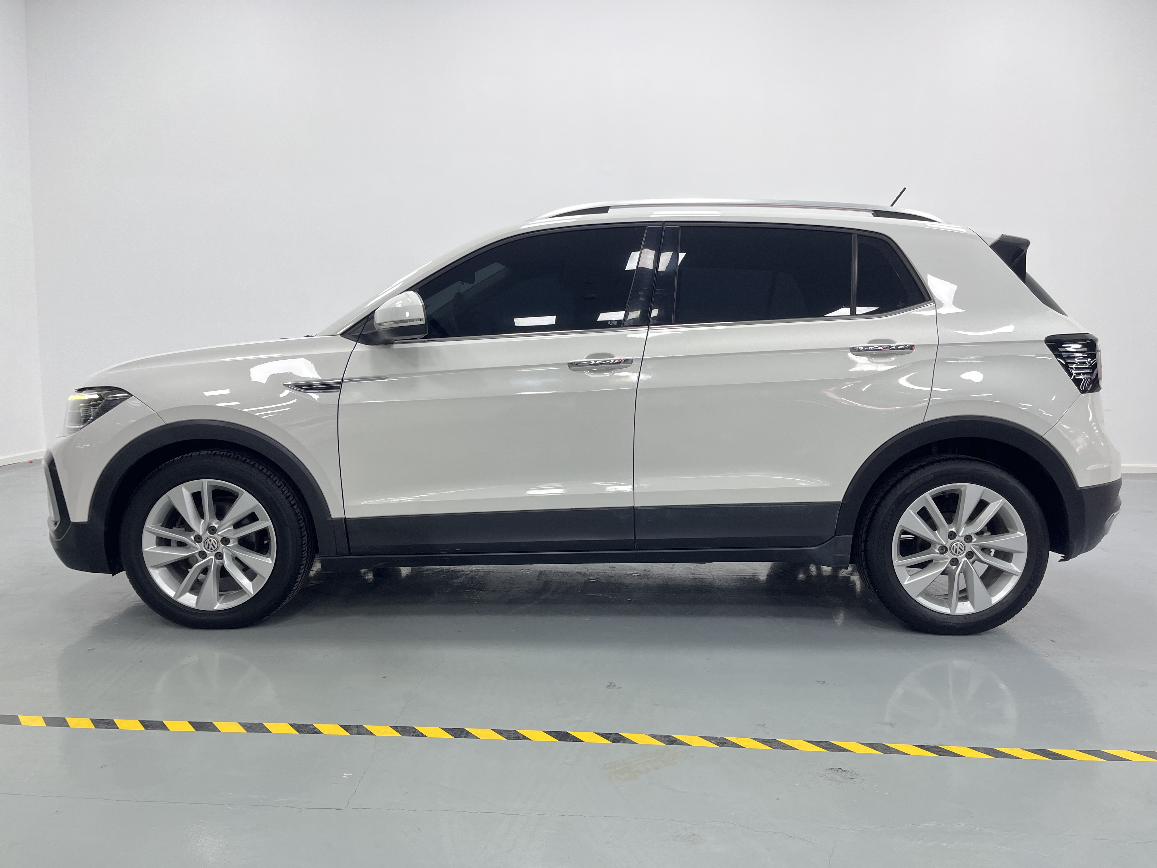 Volkswagen 2019 car image #4