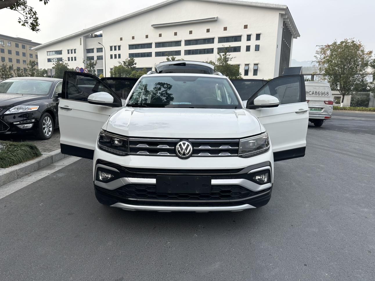 Volkswagen 2019 car image #4