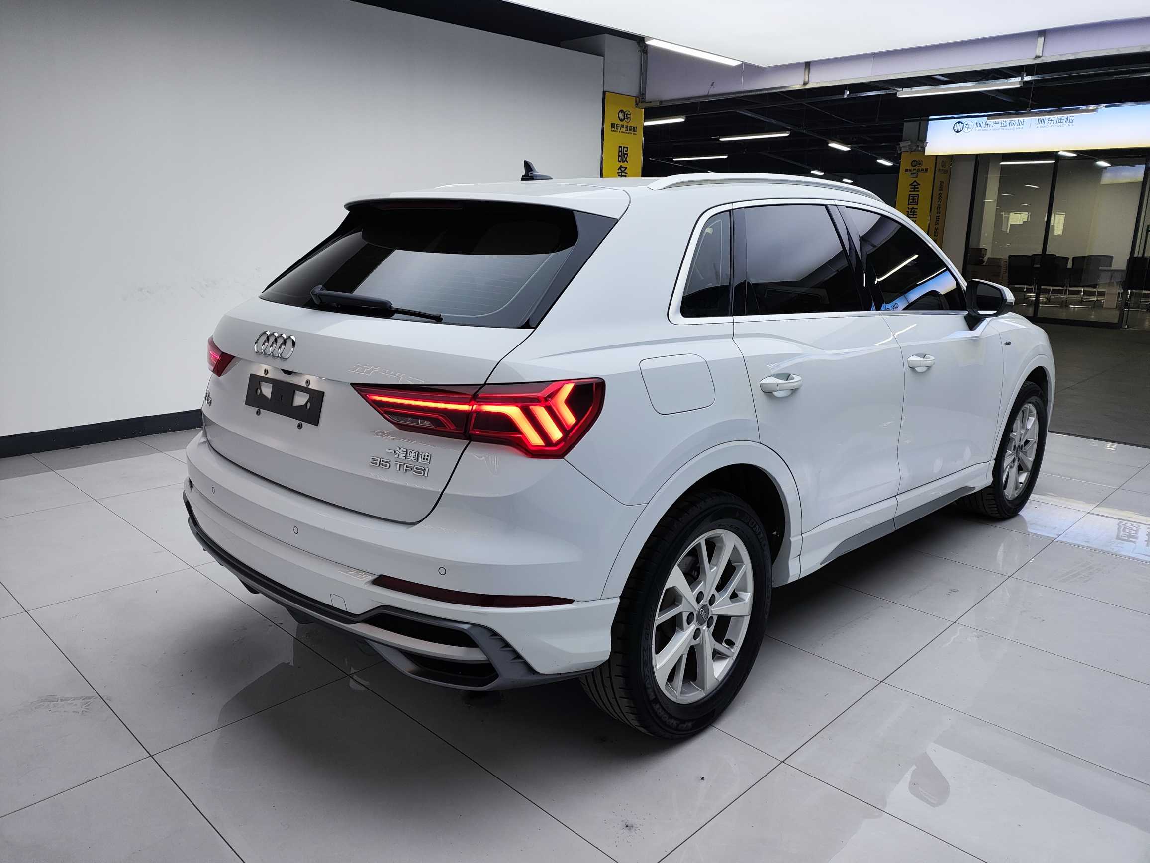 Audi Q3 2020 car image #4