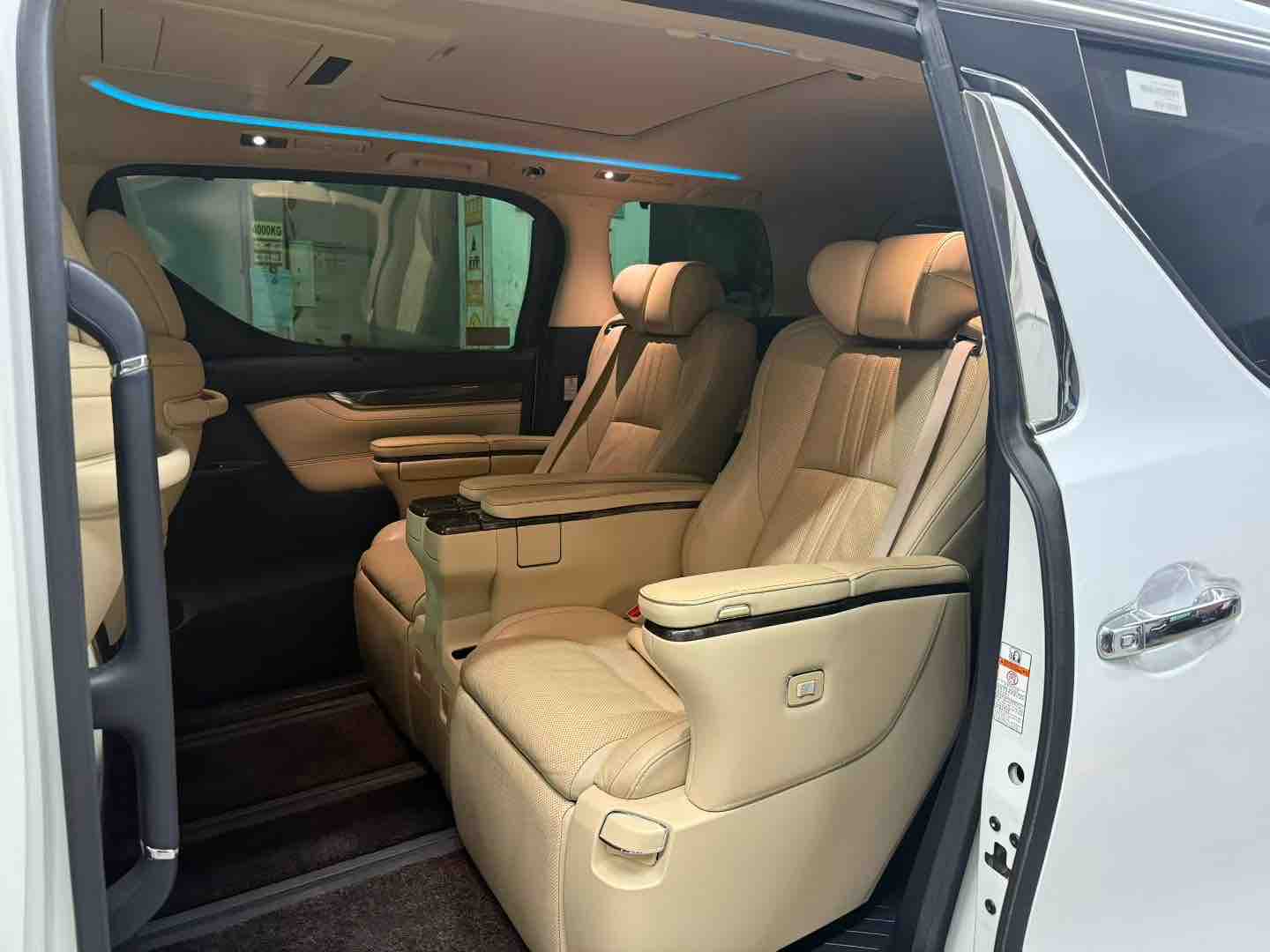 Toyota Alphard 2019 car image #4