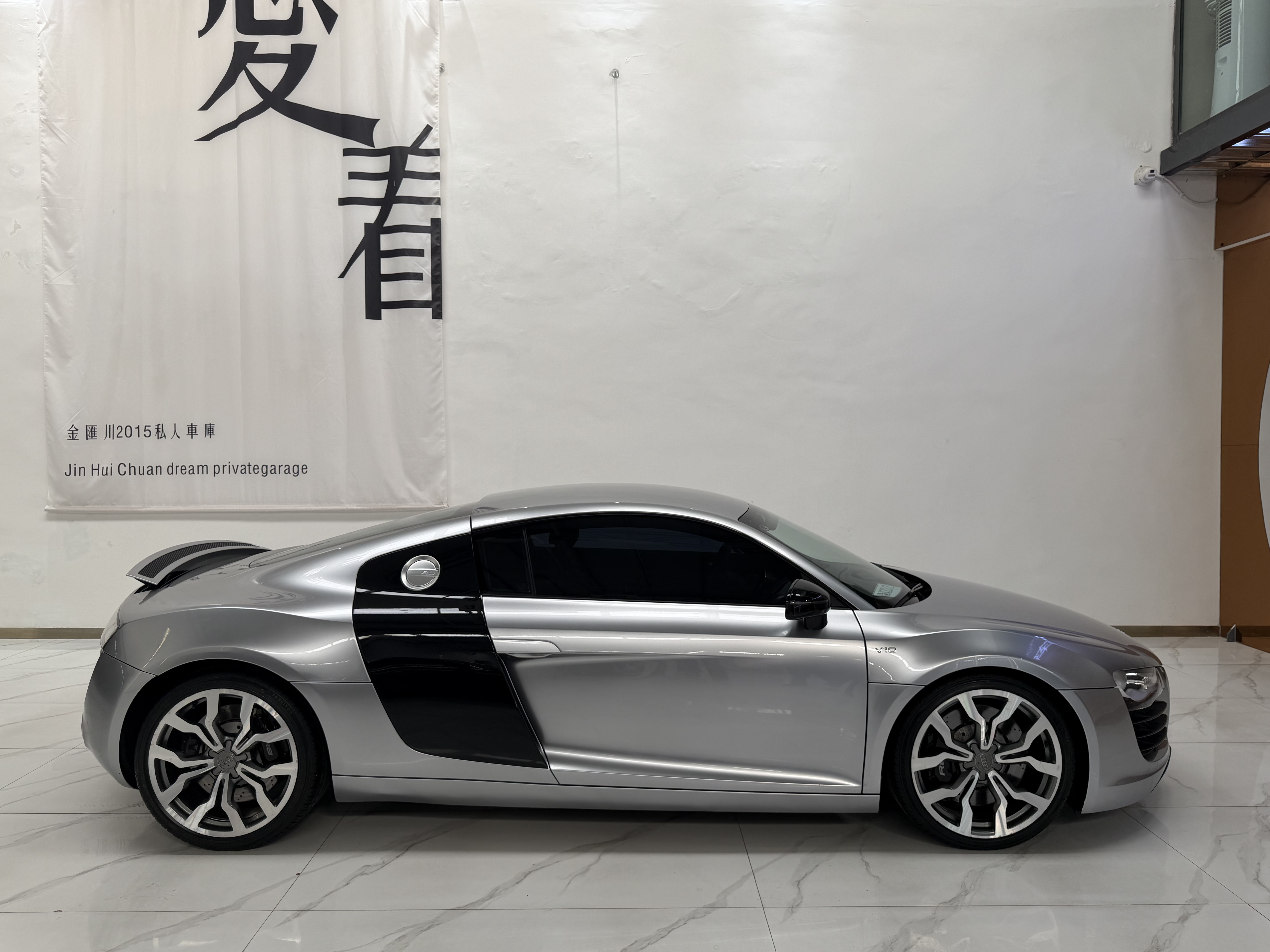 Audi R8 2010 car image #4