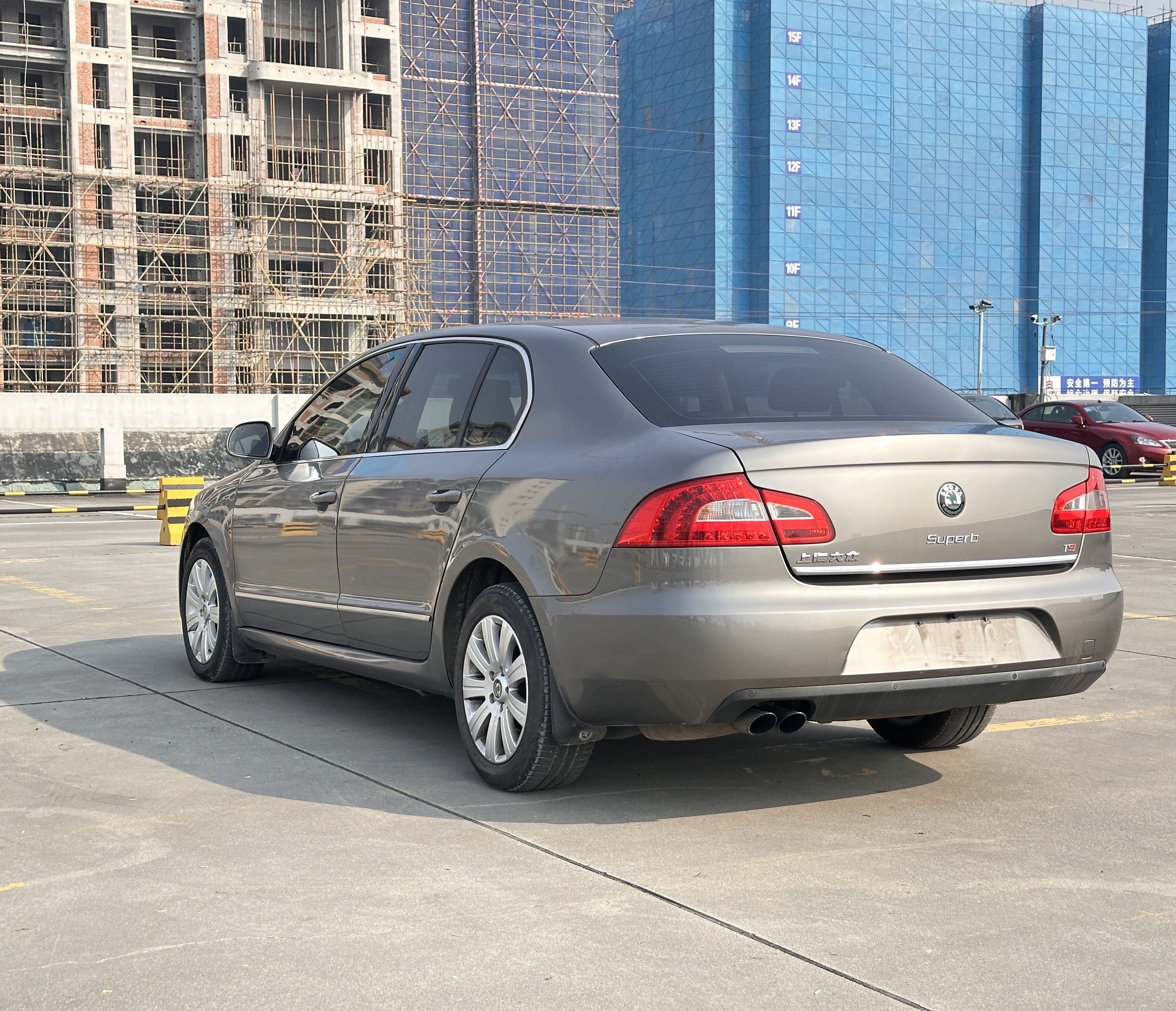 Skoda Superb 2011 car image #4