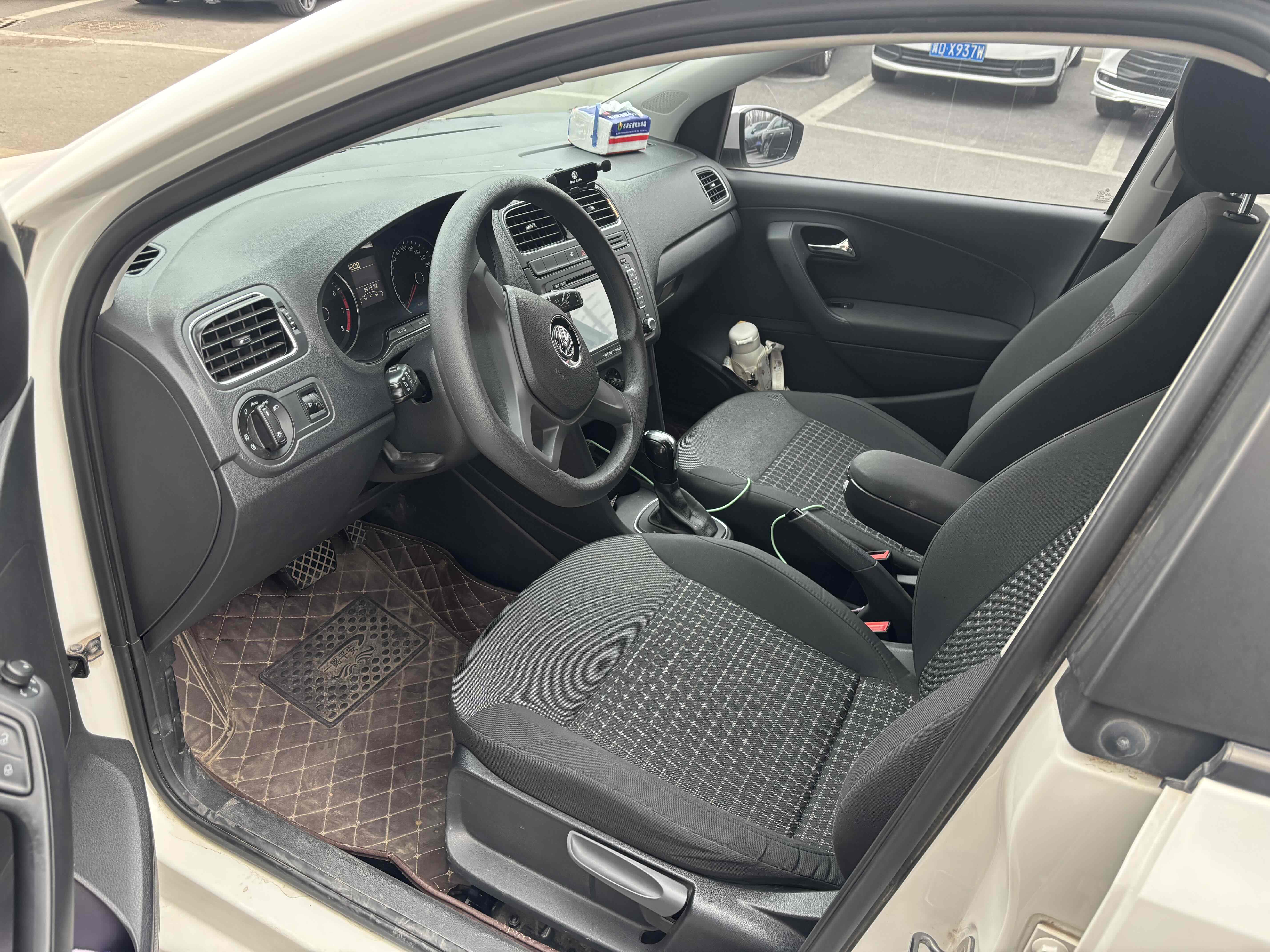 Volkswagen Polo 2015 car image #4