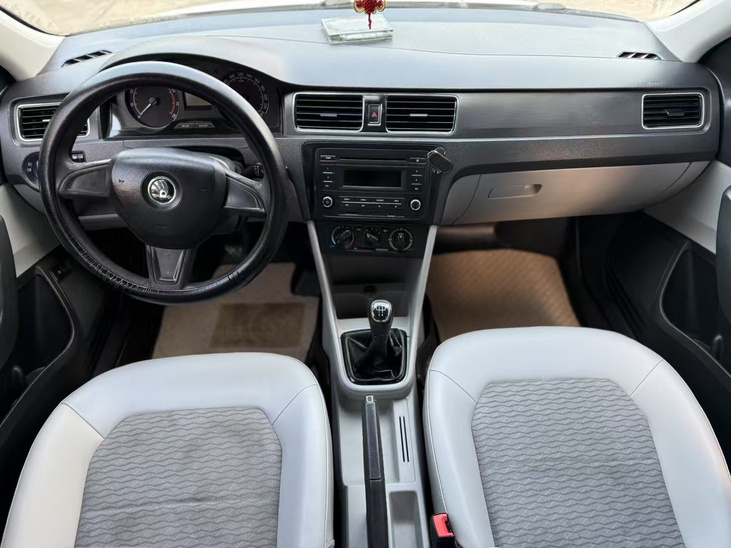 Skoda Rapid 2015 car image #4