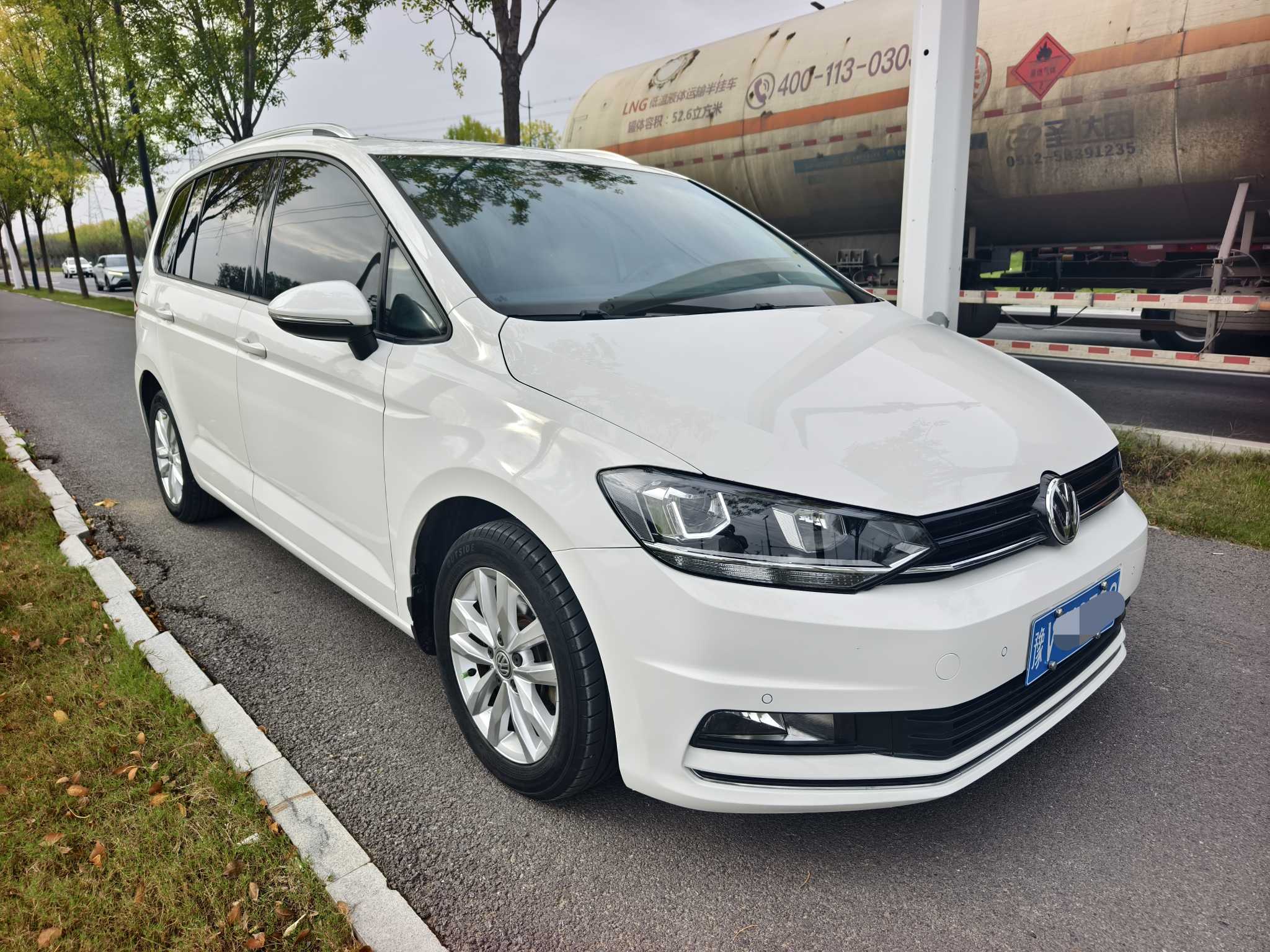 Volkswagen Touran 2018 car image #4