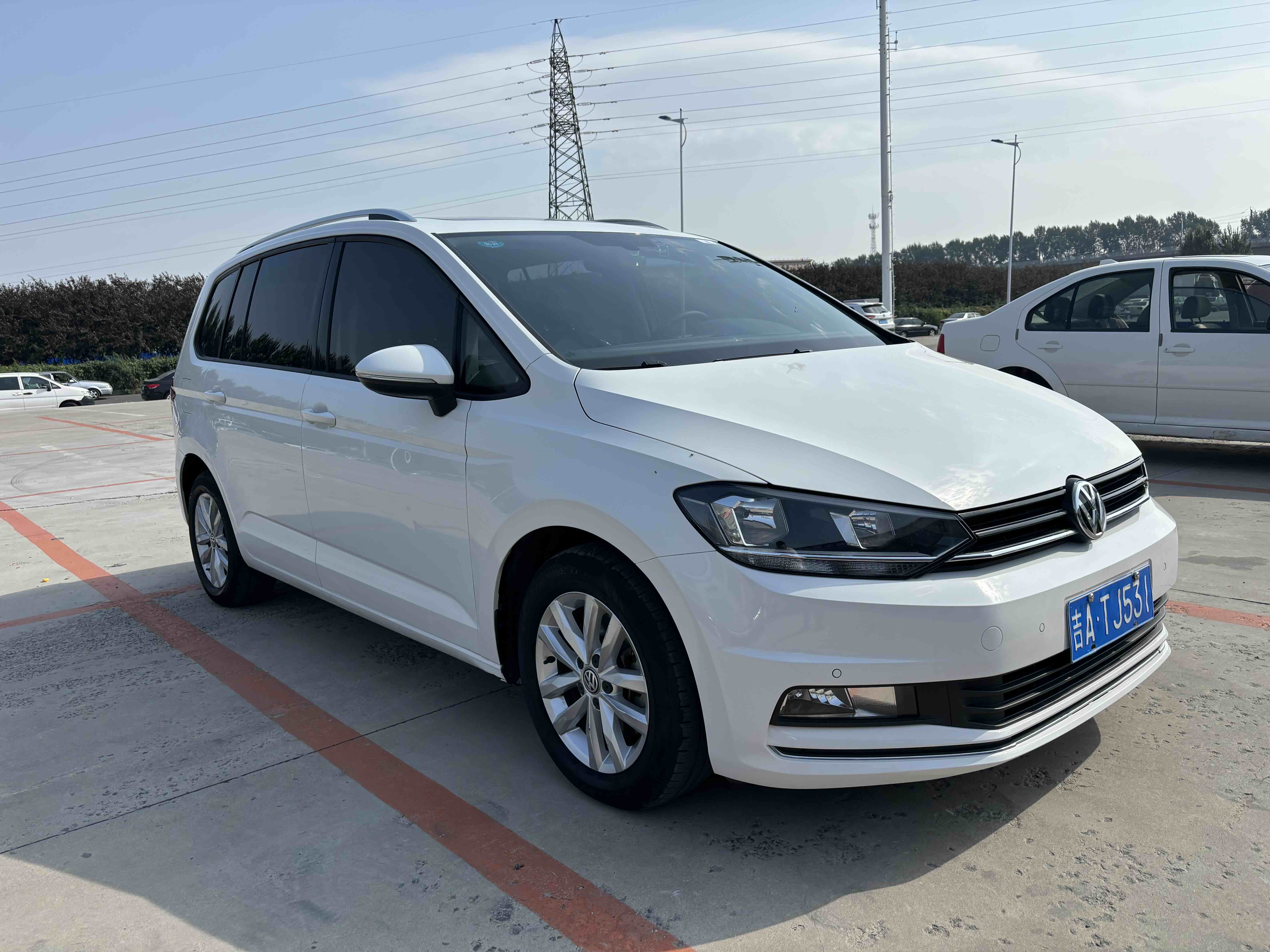 Volkswagen Touran 2018 car image #4