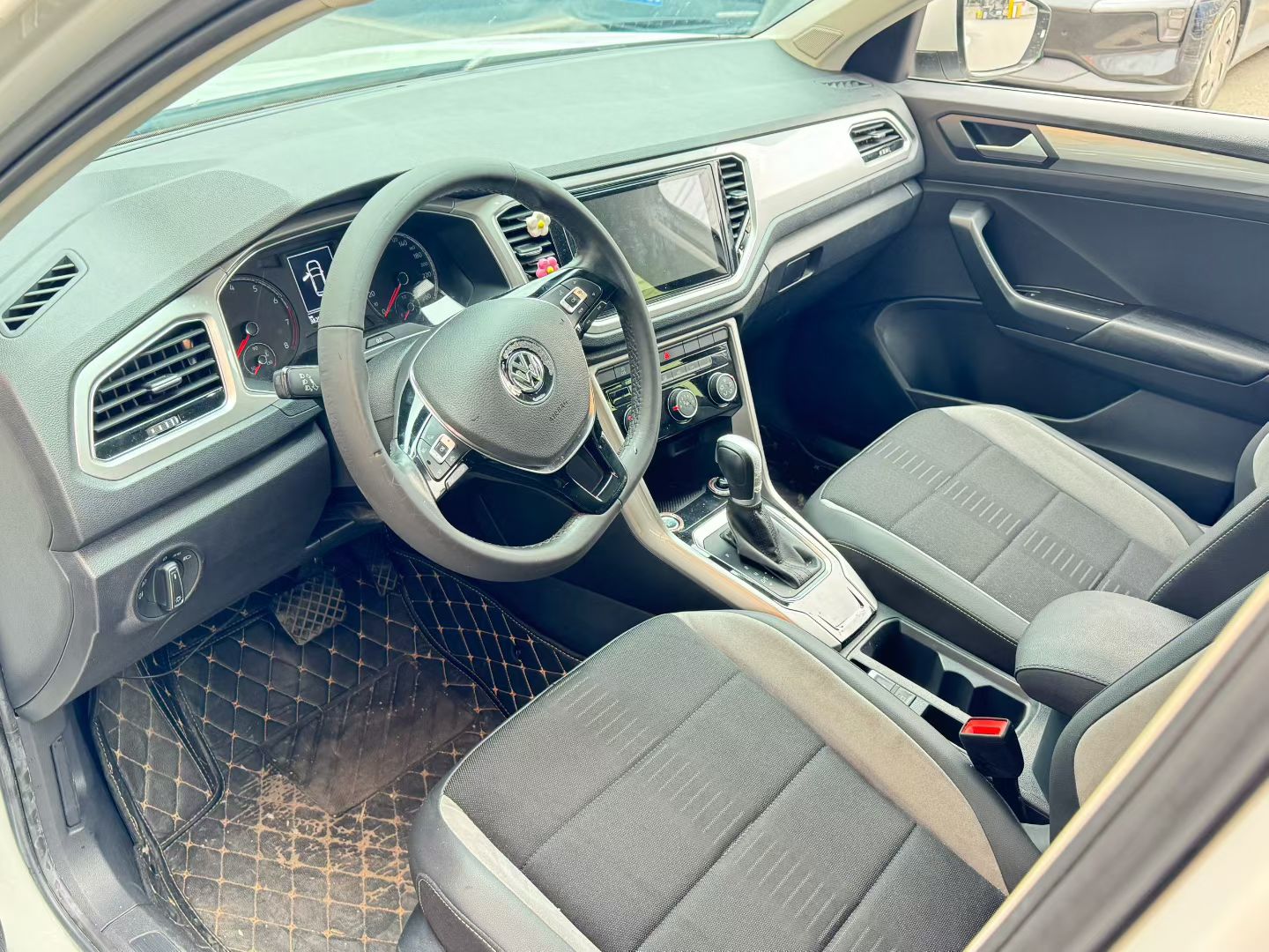 Volkswagen T-Roc 2020 car image #4