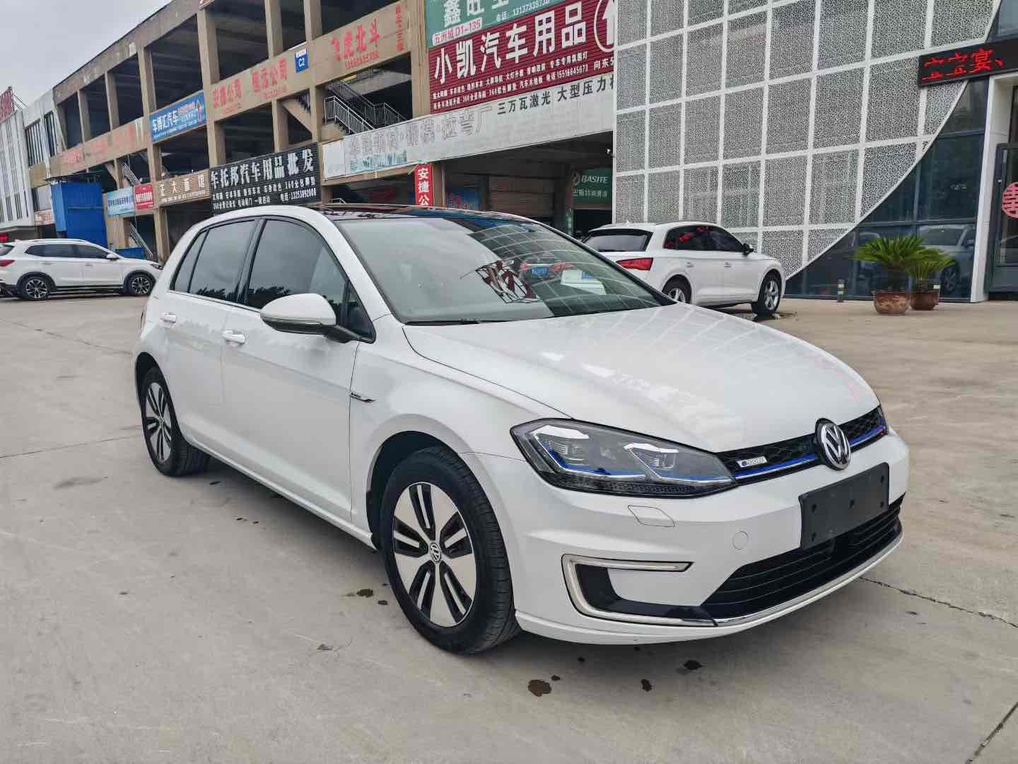 Volkswagen Golf Pure Electric 2020 car image #4
