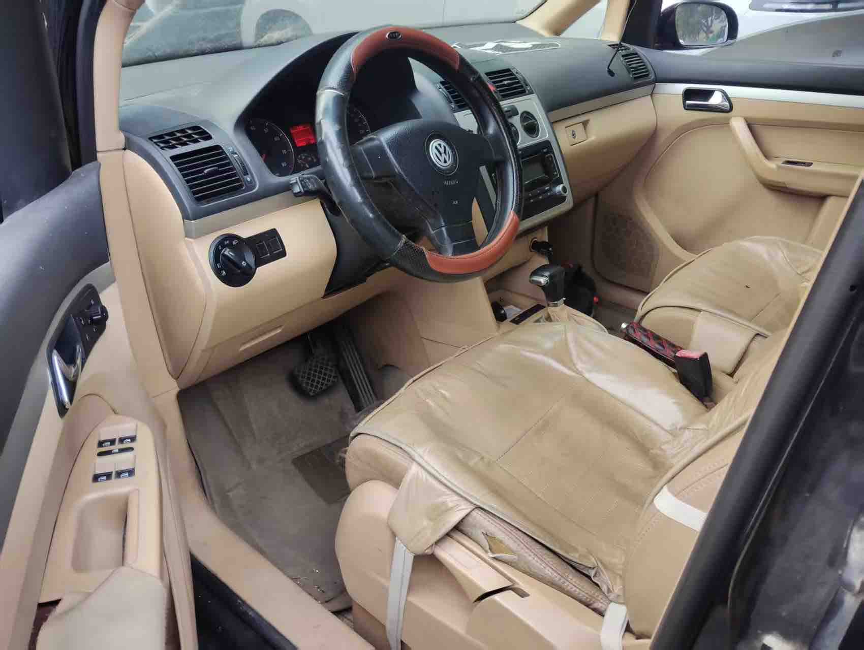 Volkswagen Touran 2010 car image #4