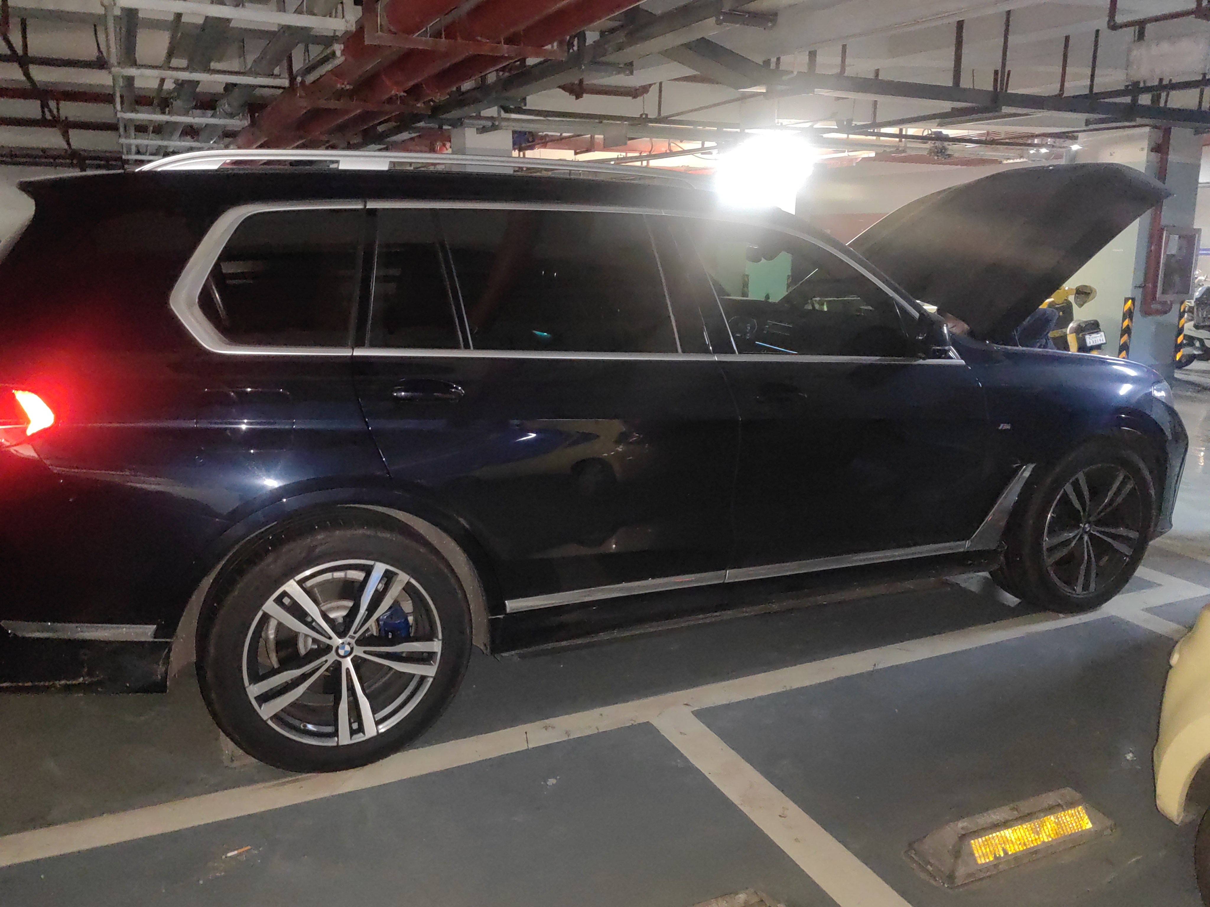 BMW X7 M60i 2021 #4 BMW X7 M60i 2021 car image #4