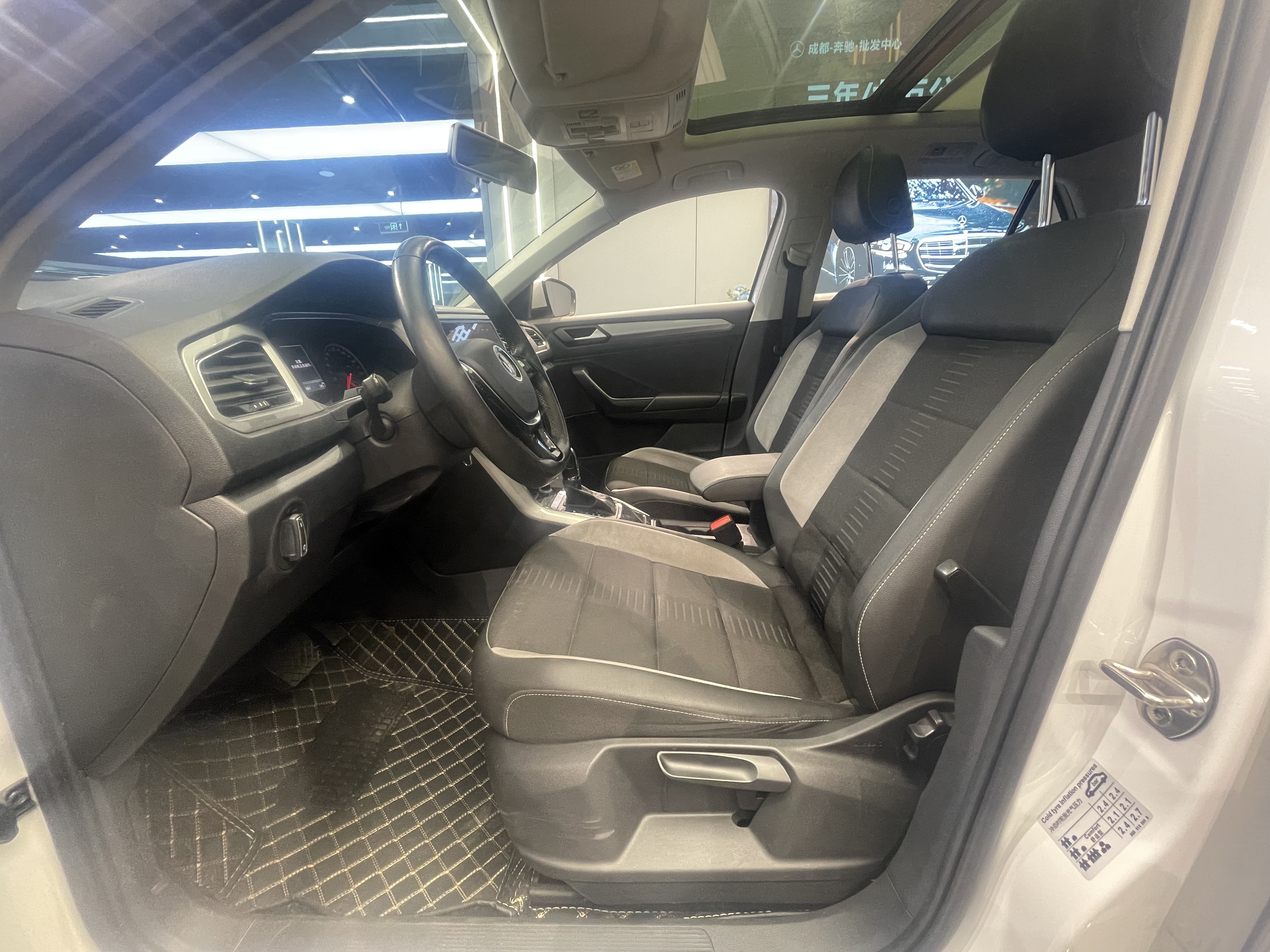 Volkswagen T-Roc 2021 car image #4