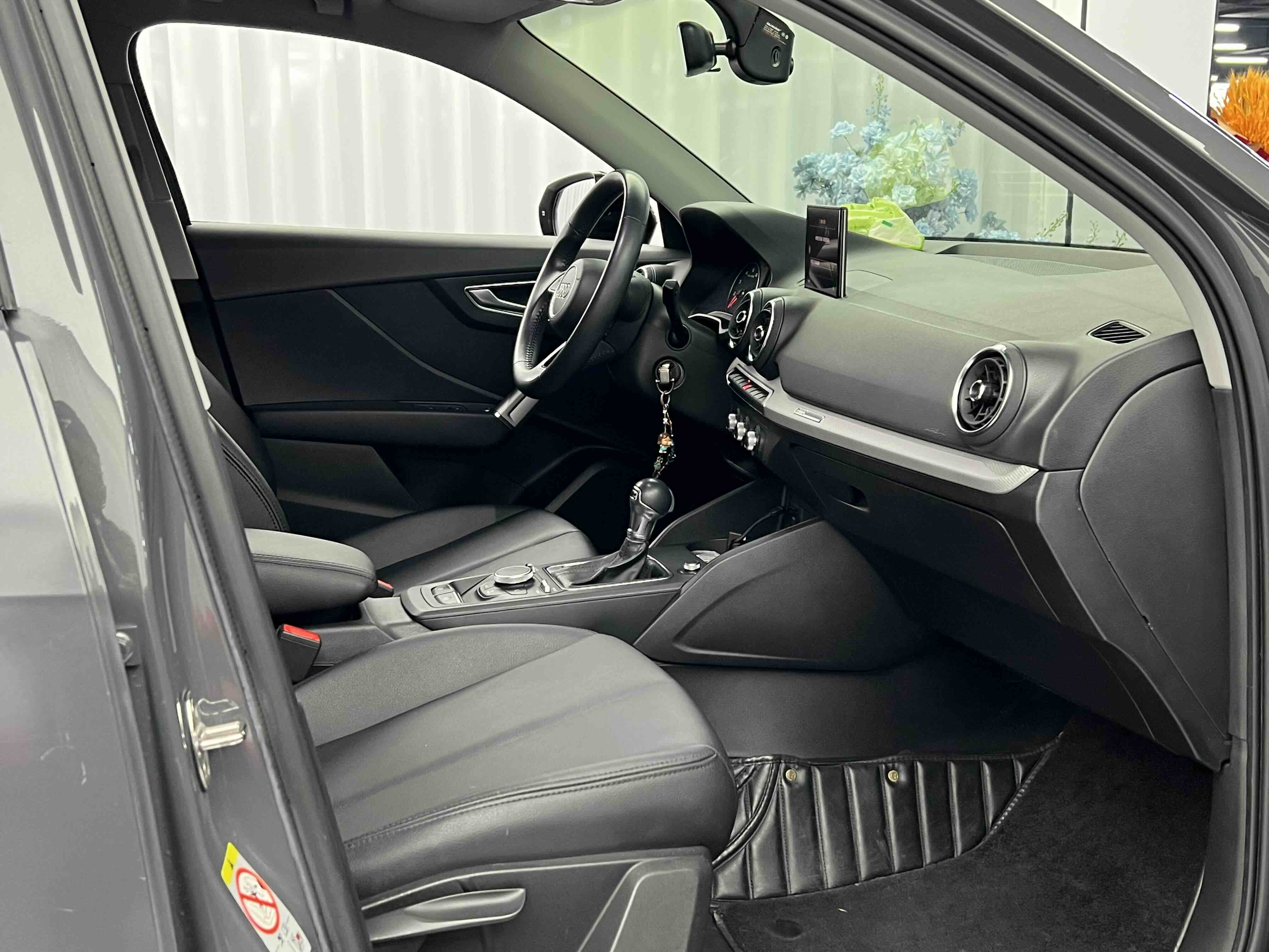 Audi Q2L 2021 car image #4