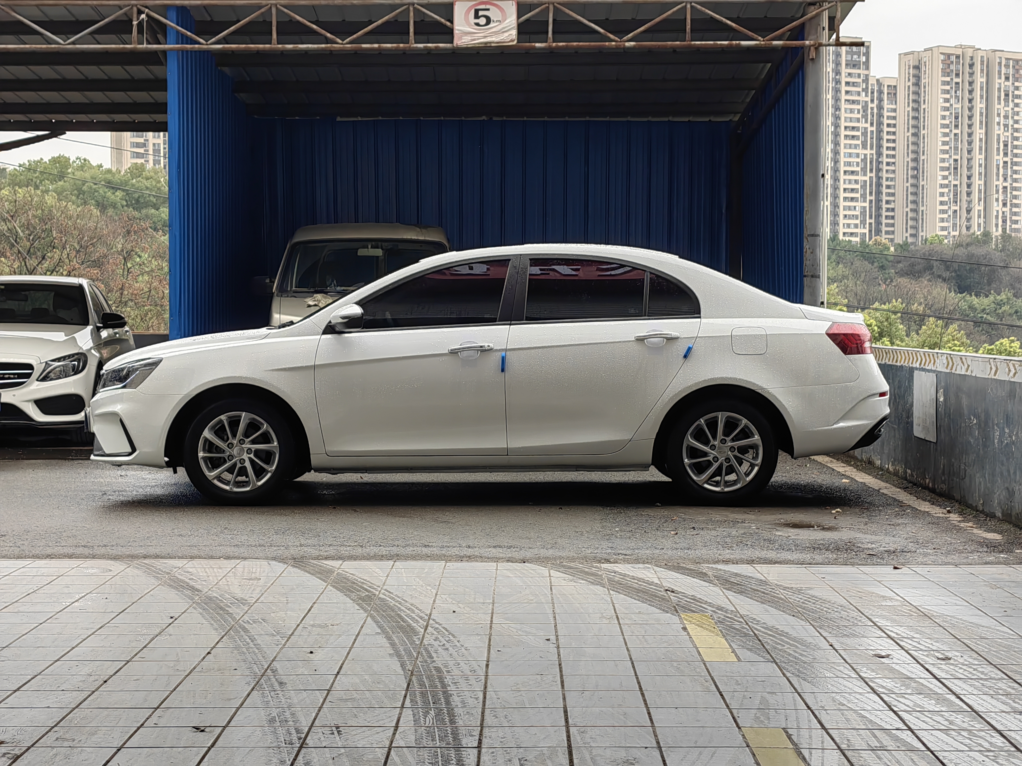 Emgrand 2021 car image #4