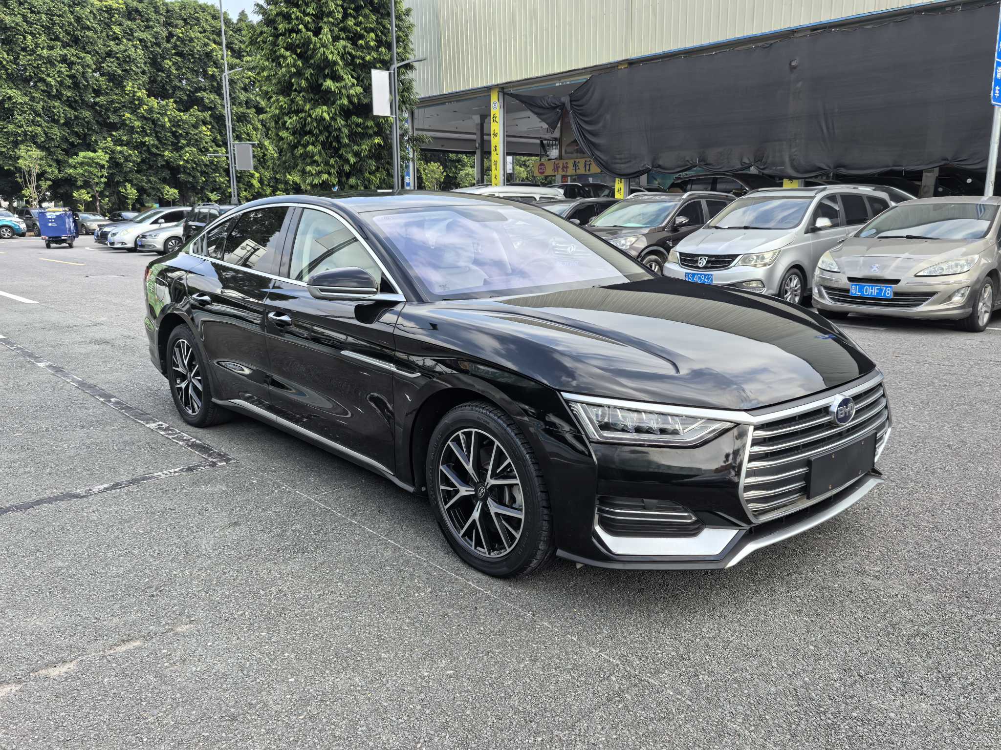 BYD e9 2021 #4 BYD e9 2021 car image #4