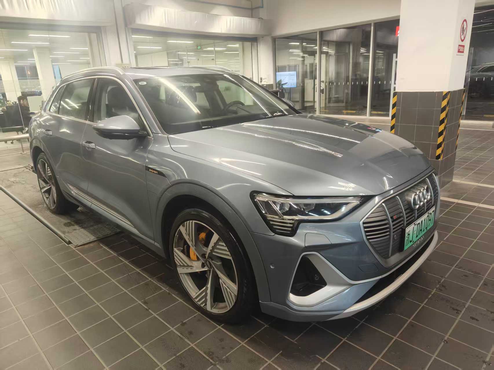 Audi e-tron 2021 #4 Audi e-tron 2021 car image #4