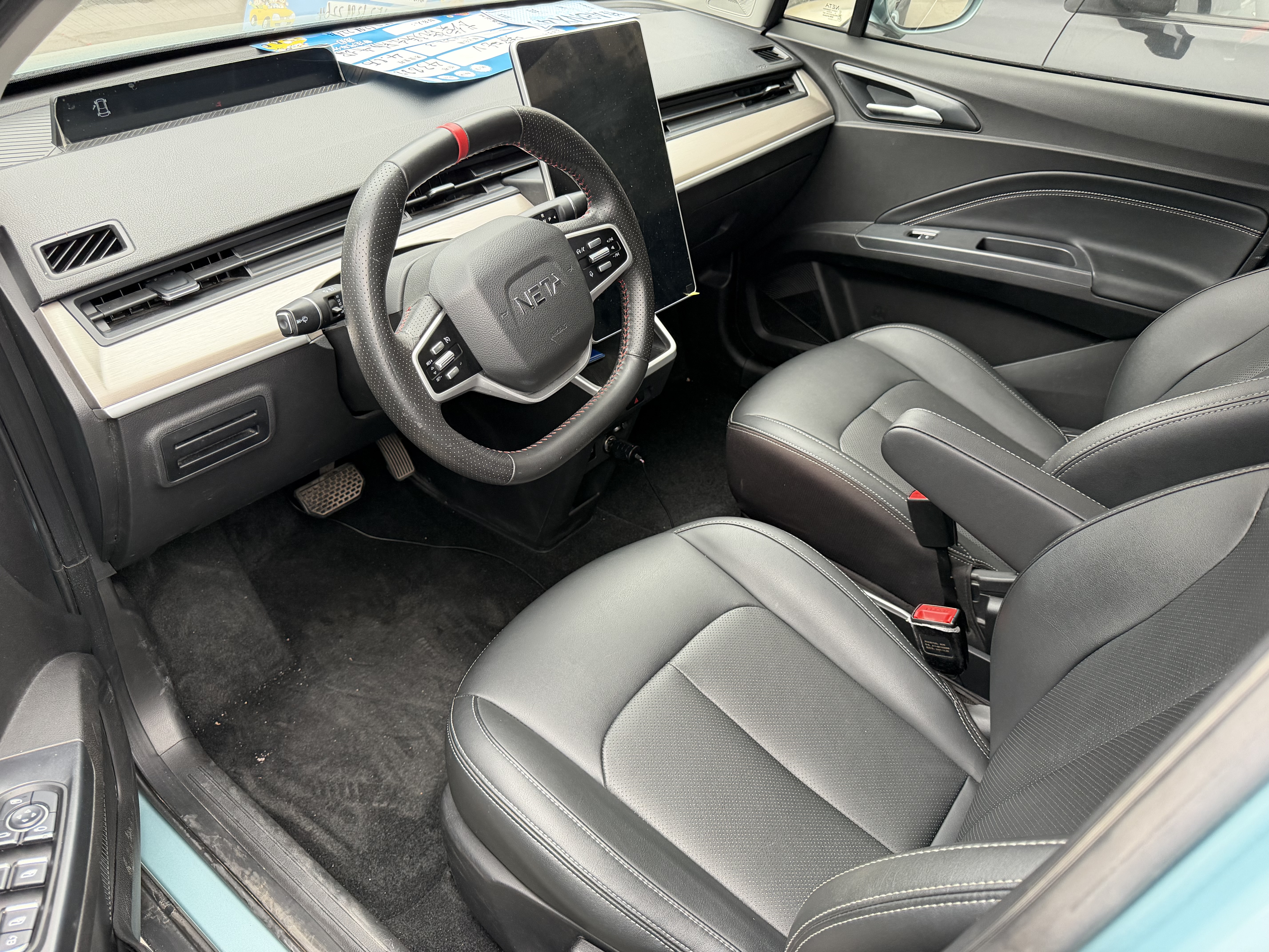 哪吒汽车 哪吒V 2022 汽车图片 #4