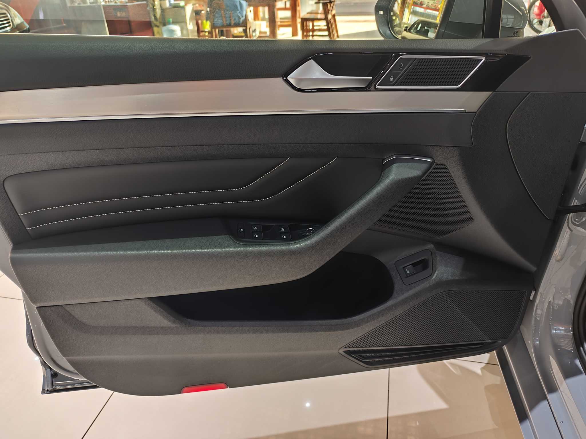 Volkswagen Passat Variant 2023 immagine di auto #4