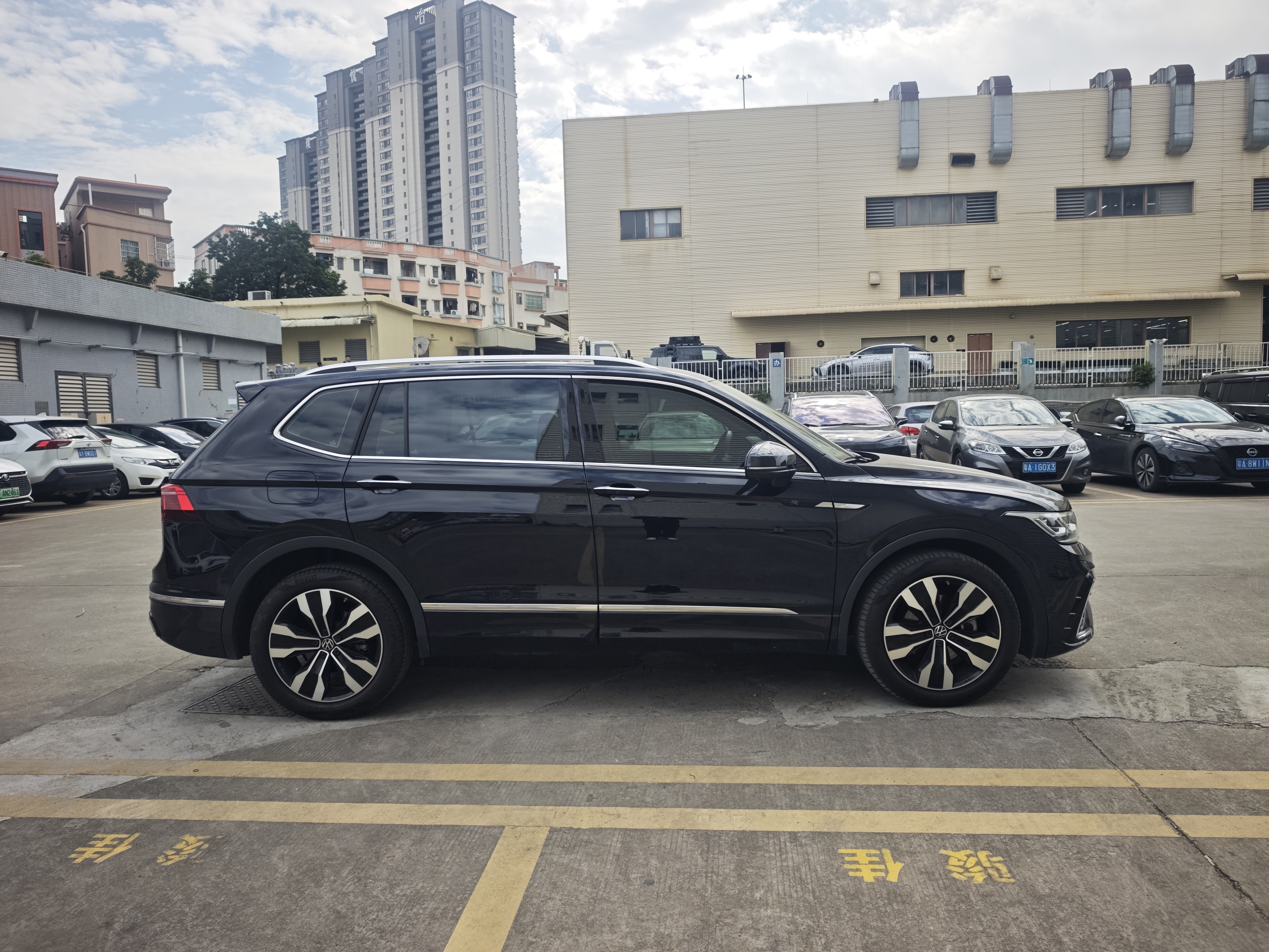 Volkswagen Tiguan L 2022 immagine di auto #4