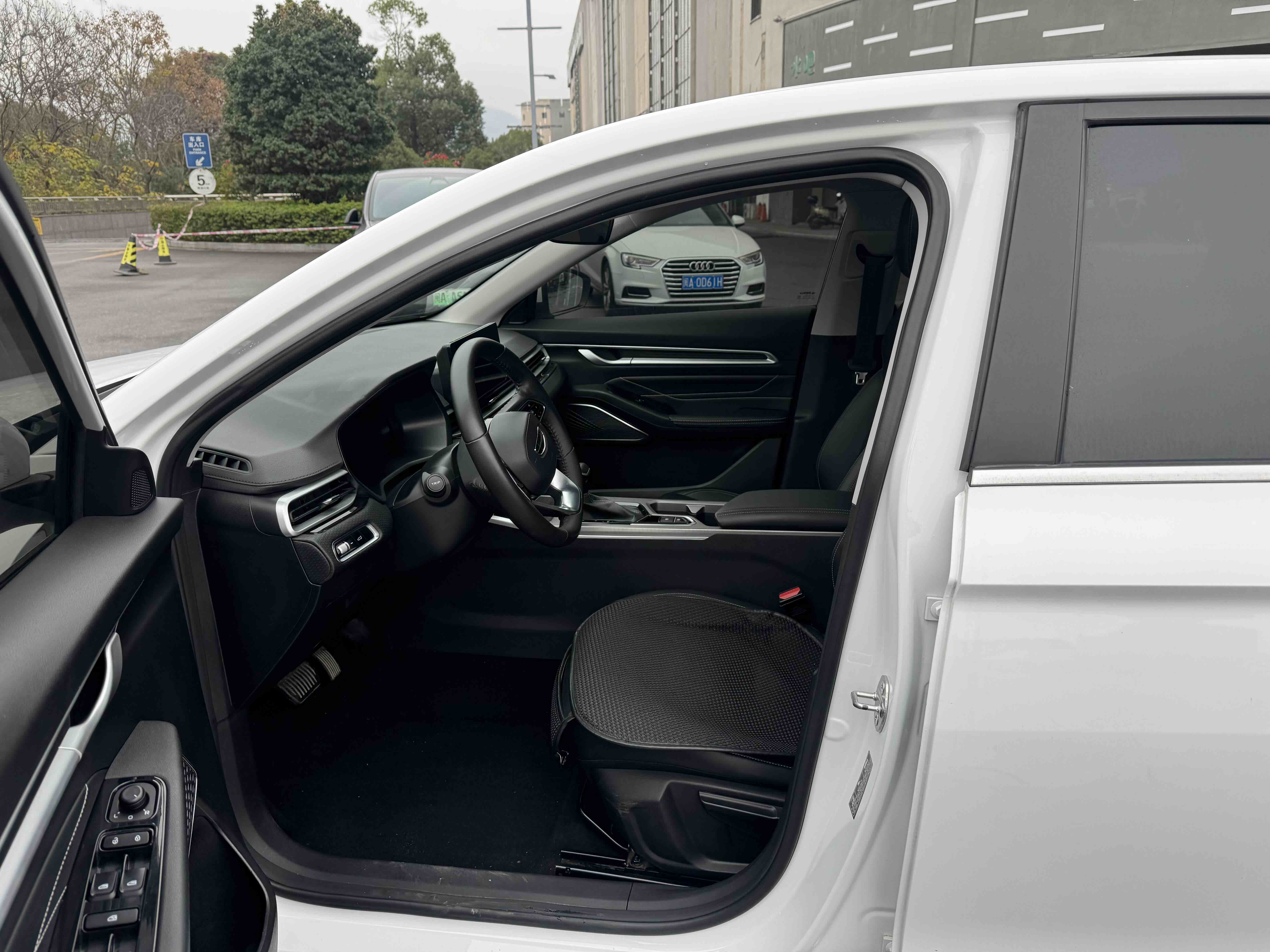 GEELY Emgrand 2023 car image #4