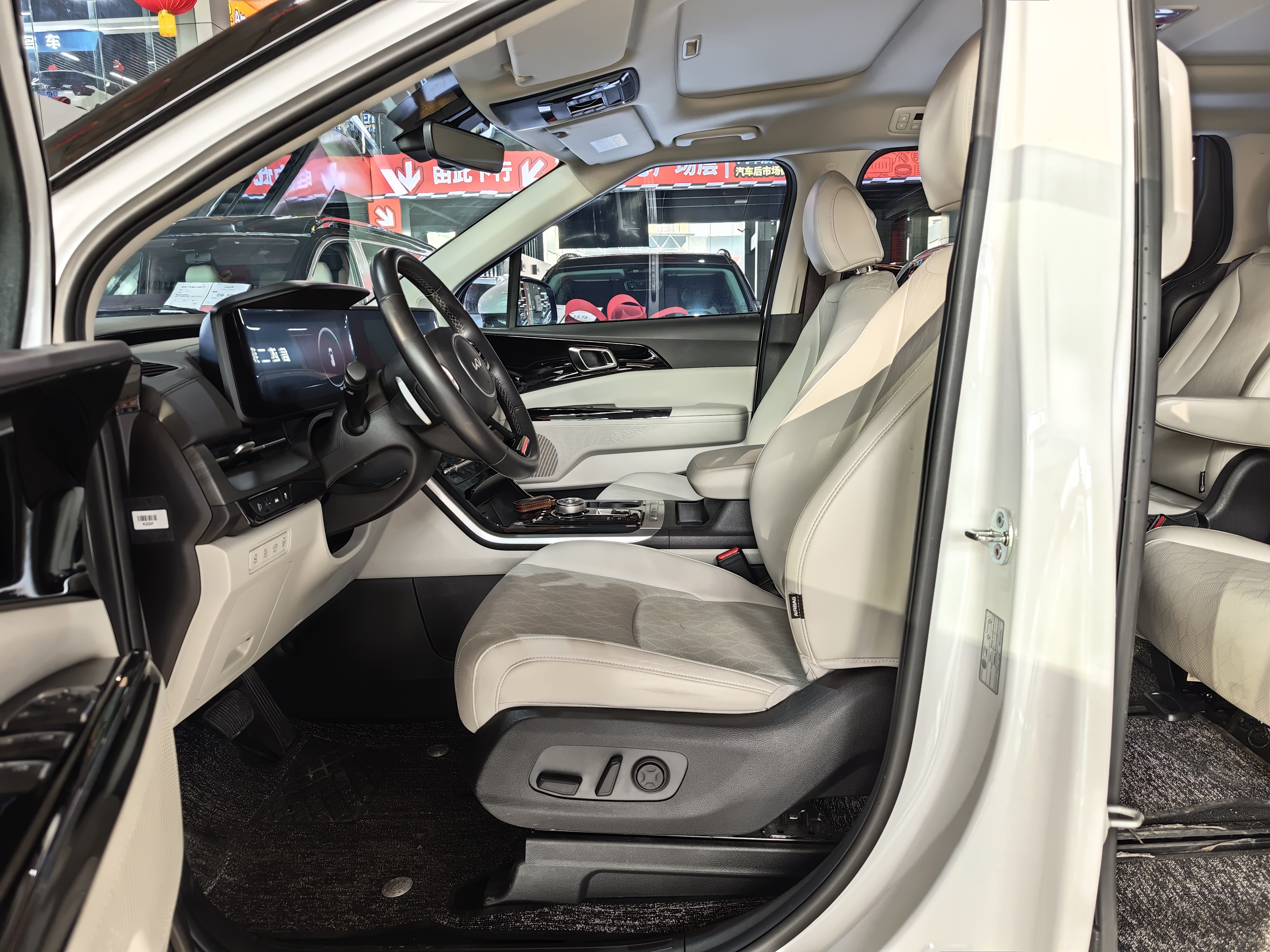 Kia Carnival 2023 car image #4