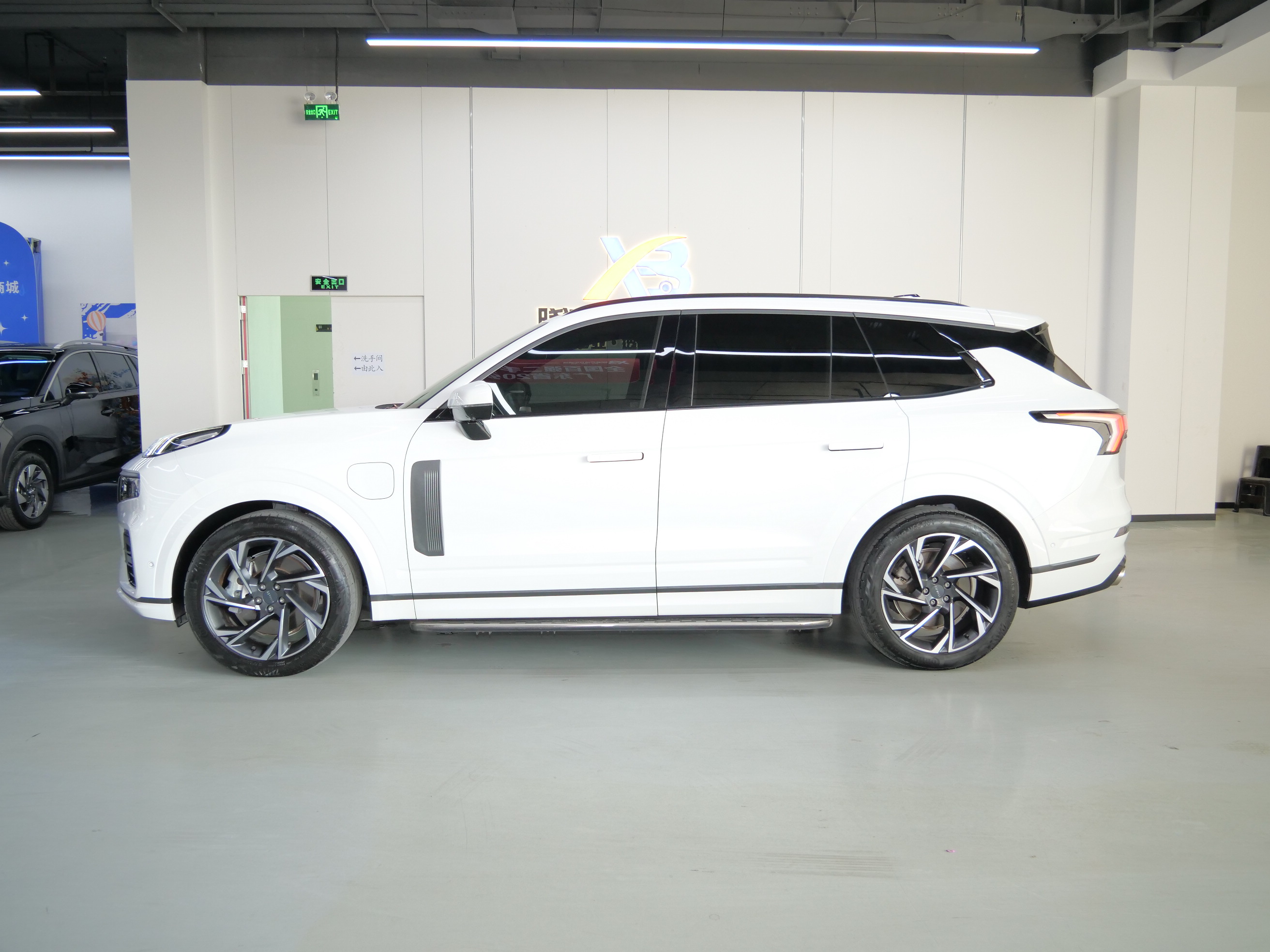 Lynk & Co 09 EM-P 2022 car image #4